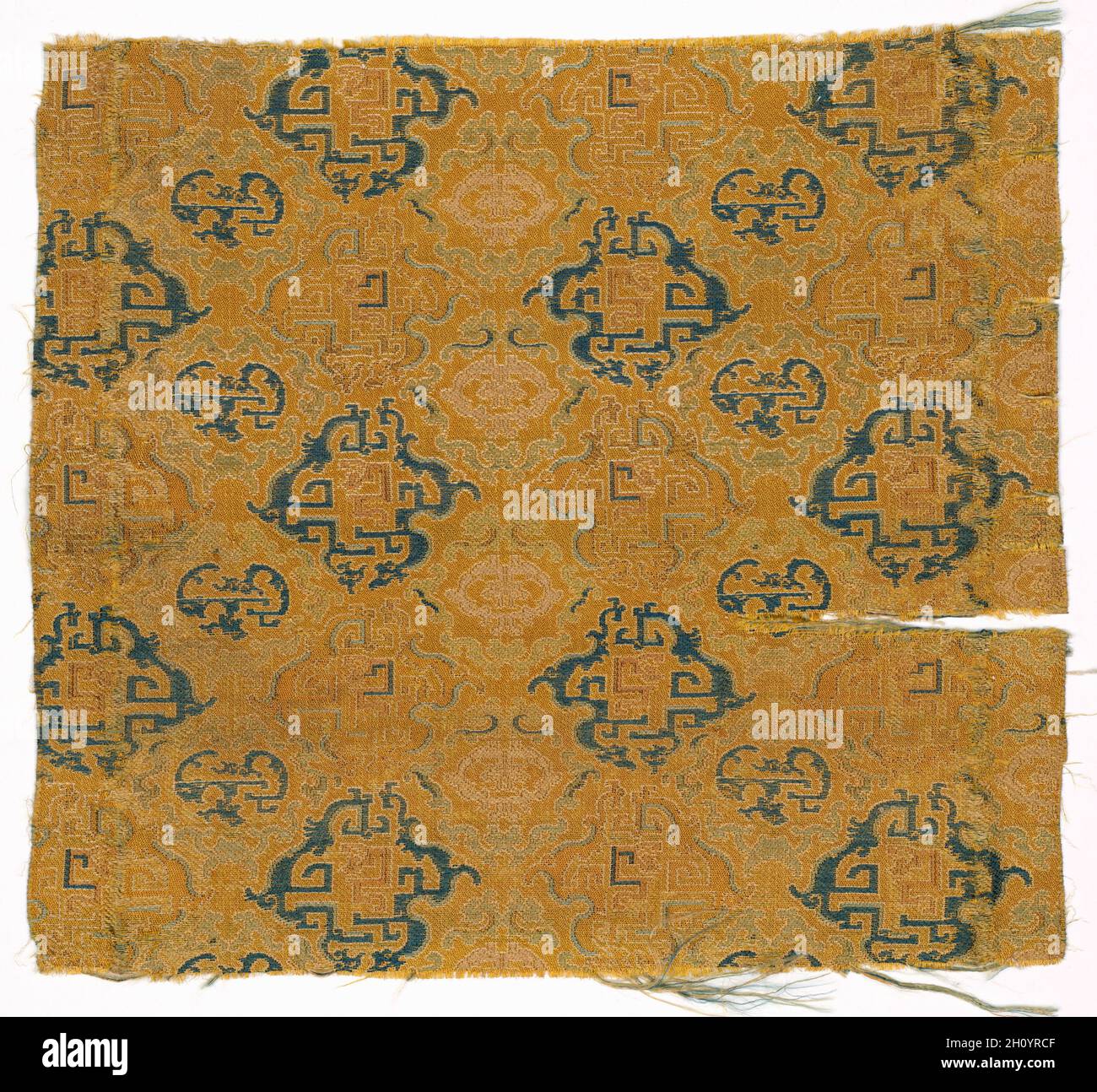 Frammento, 1800–1820. Cina, dinastia Qing (1644-1911). Seta, tela a pannolino; rettificata in twill; totale: 17.2 x 14.6 cm (6 3/4 x 5 3/4 poll.). Foto Stock Frammento, 1800–1820. Cina, dinastia Qing (1644-1911). Seta, tela a pannolino; rettificata in twill; totale: 17.2 x 14.6 cm (6 3/4 x 5 3/4 poll.). Foto Stock