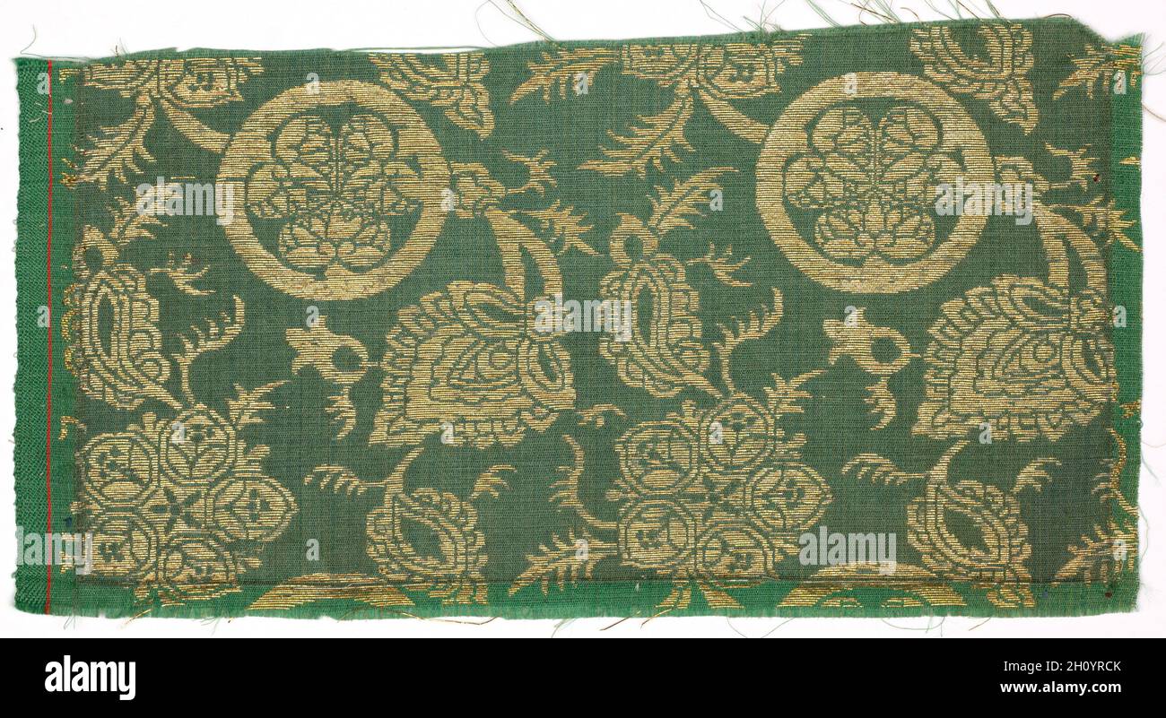Frammento tessile, 1800. Giappone, 19 ° secolo. Seta, filo metallico; media: 21.6 x 10.8 cm (8 1/2 x 4 1/4 poll.). Foto Stock