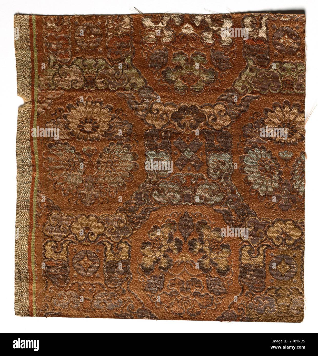 Frammento di tessili, 1800s. Giappone, xix secolo. Seta; media: 19,1 x 17,8 cm (7 1/2 x 7 in.). Foto Stock