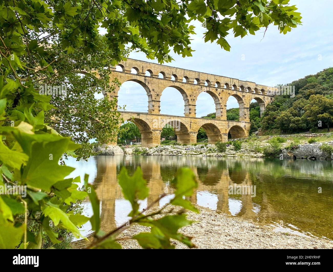 Acquedotto romano visto attraverso fogliame, Pont-du-Gard, Languedoc-Roussillon Francia Foto Stock