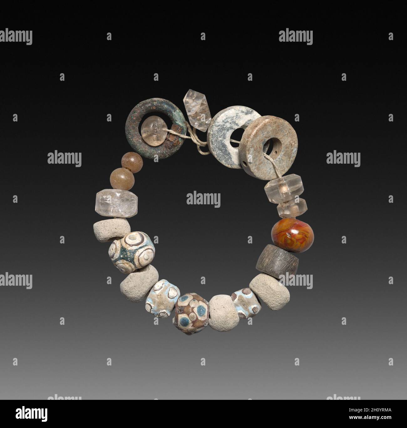 Stringa di Beads, ad 200 o successiva. Cina, dinastia Han (202 AC-ad 220) o più tardi. Cristallo, pietra, ceramica e perle di argilla; Foto Stock