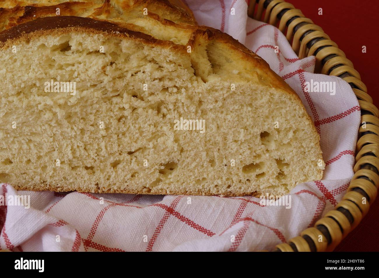 Una deliziosa pagnotta rustica di pane fatto in casa tedesco (Zopf) con una bella crosta marrone Foto Stock