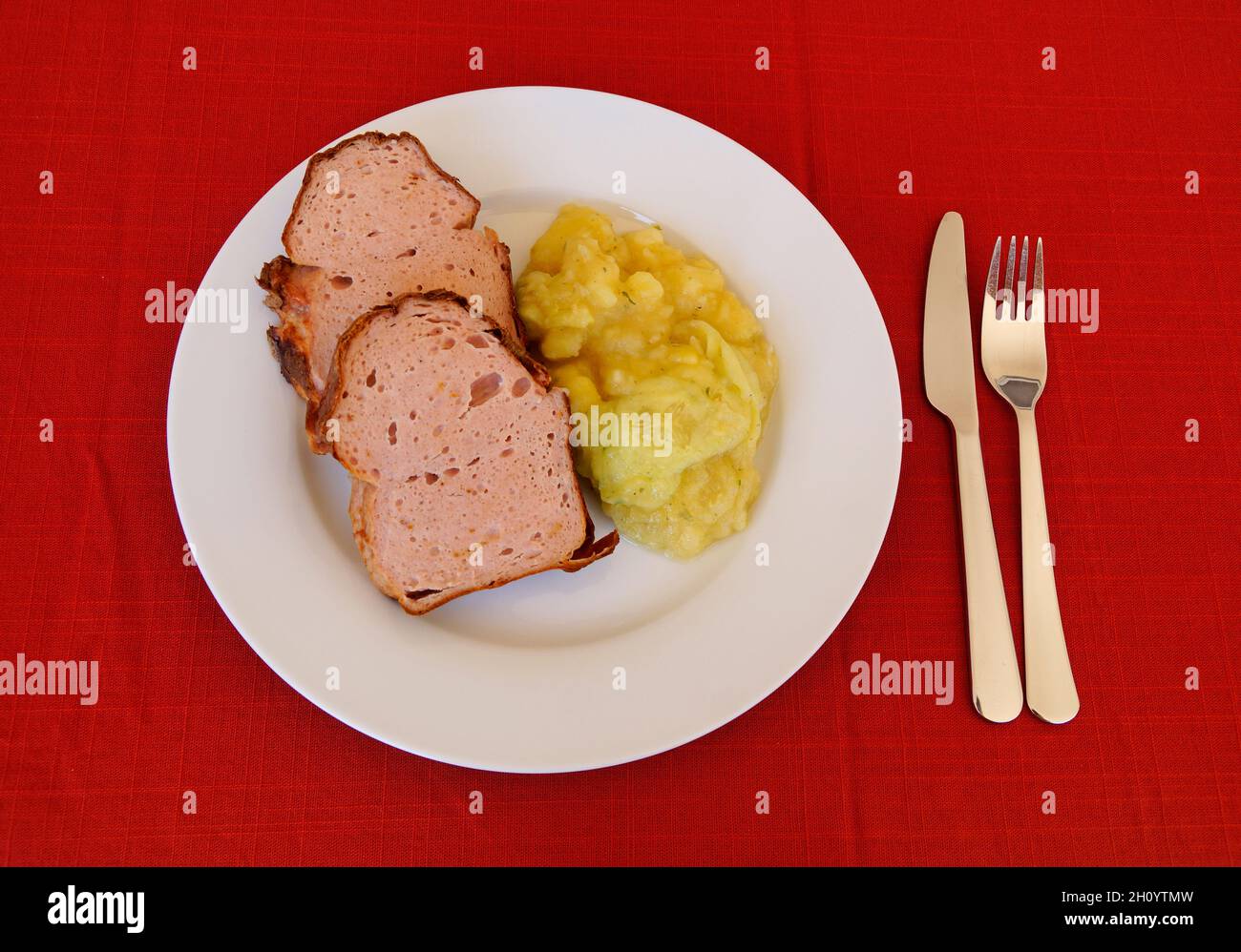 Deliziose lebbre sveve tradizionali con insalata di patate fredde (un tipo di focaccia di carne popolare in Germania e Austria) Foto Stock