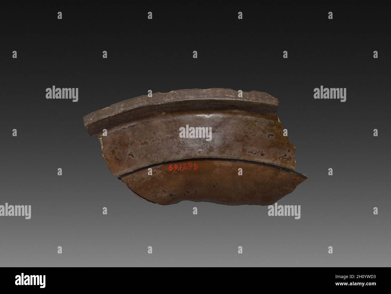 Frammento di un vassoio di lacca, 9-24. Cina, scavato a Lolang, Xin dynasty (9-23). La lacca; complessivo: 5,5 x 10,7 cm (2 3/16 x 4 3/16 in.). Foto Stock