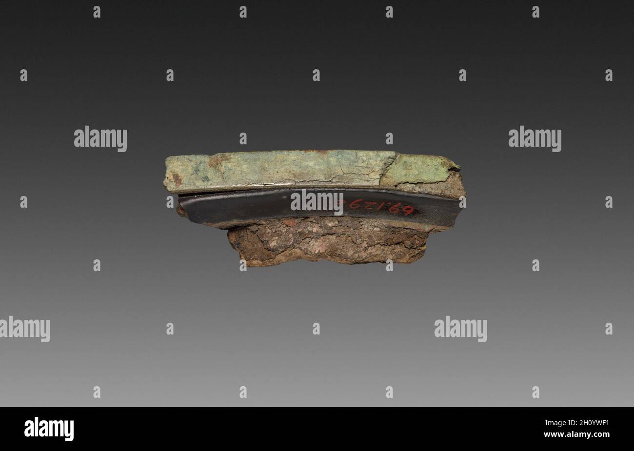Frammento di un vassoio di lacca, 9-24. Cina, scavato a Lolang, Xin dynasty (9-23). La lacca; complessivo: 1,6 x 5,1 cm (5/8 x 2 in.). Foto Stock