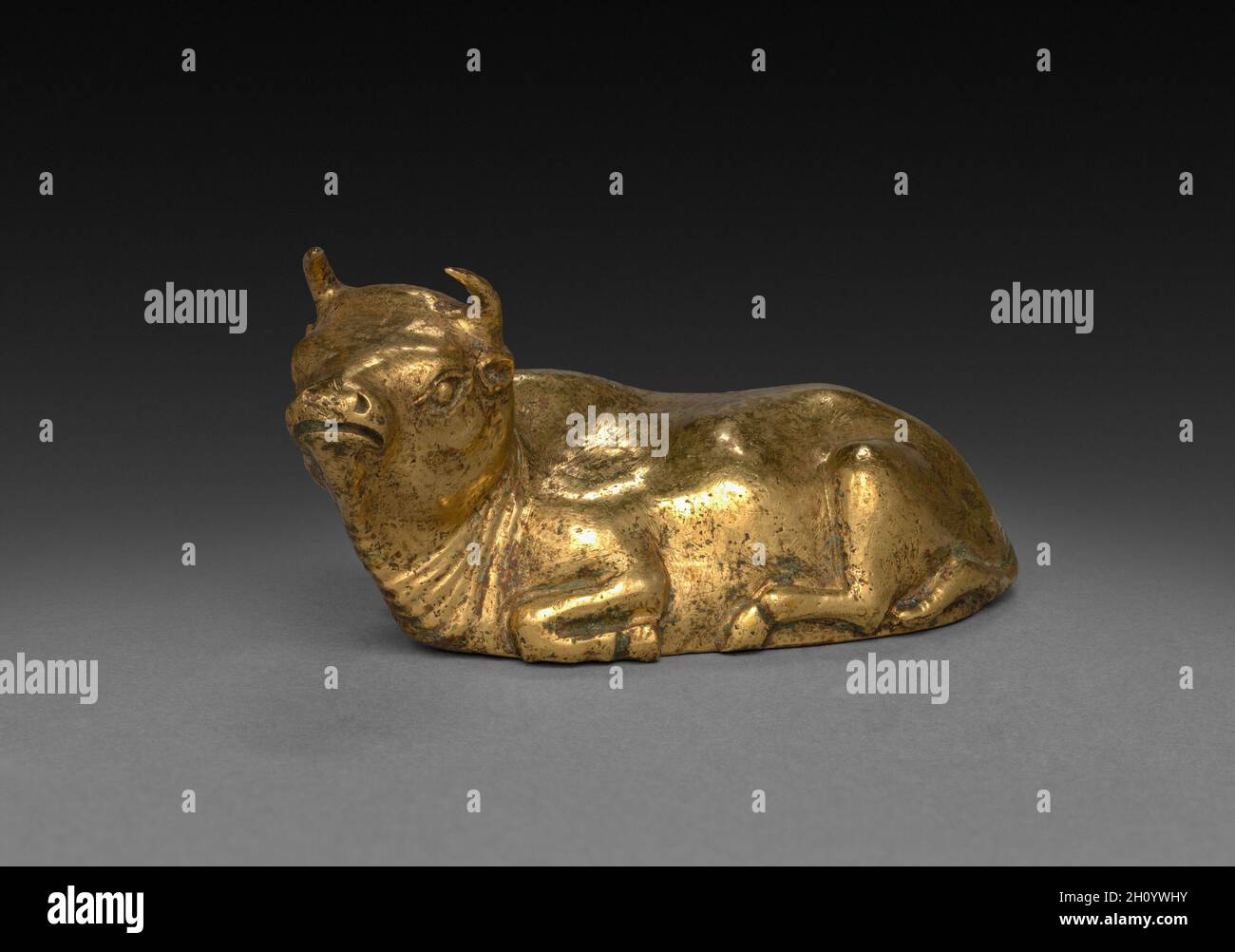 Recumbent Bull, 700s. Cina, dinastia Tang (618-907). In bronzo dorato; complessivo: 3,5 x 7 cm (1 3/8 x 2 3/4 in.). Foto Stock Recumbent Bull, 700s. Cina, dinastia Tang (618-907). In bronzo dorato; complessivo: 3,5 x 7 cm (1 3/8 x 2 3/4 in.). Foto Stock