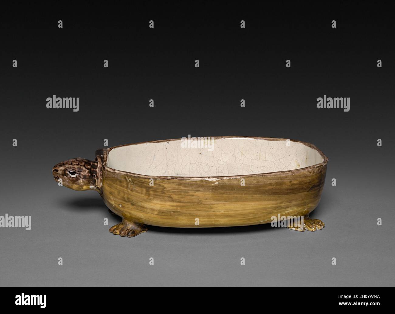 Tureen nella forma di una tartaruga, c. 1745-65. Francia, metà del 18 ° secolo. Fairence; totale: 17.8 x 29.2 x 22.3 cm (7 x 11 1/2 x 8 3/4 poll.). Foto Stock