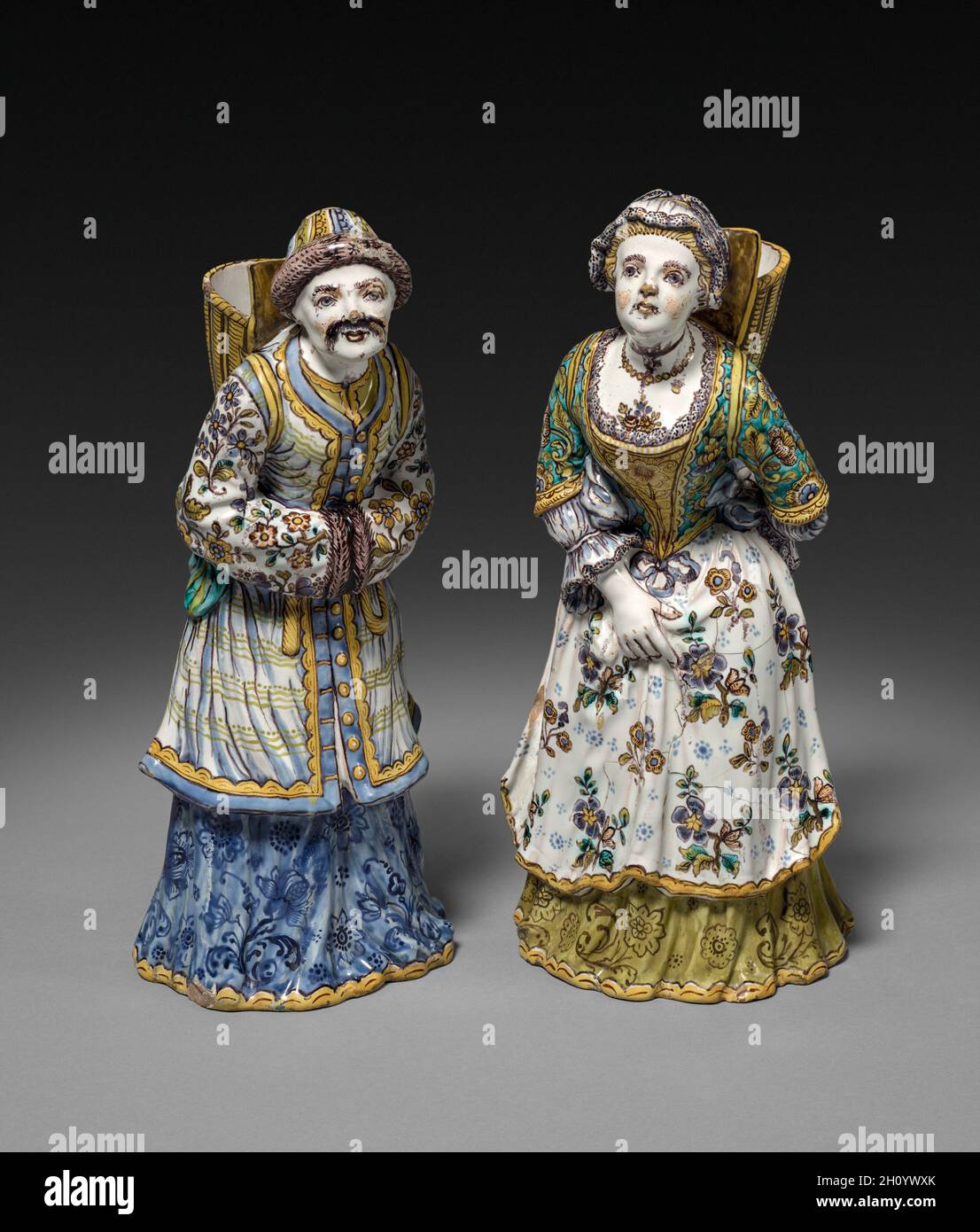 Set di figure, 1745-1750. Stabilimento di Strasburgo (francese). Fairence; totale: 28.9 x 13.7 x 12.7 cm (11 3/8 x 5 3/8 x 5 pollici). Per diversi decenni a metà del XVIII secolo la famiglia Hannong era proprietaria di una delle migliori e più influenti fabbriche di fairence francesi a Strasburgo. Qui gli stili e le tecniche della ceramica tedesca e francese si sono incontrati e sono stati fusi. Queste figure sono state copiate da una coppia eseguita in porcellana Chantilly che a sua volta si basava su un prototipo Meissen. Foto Stock