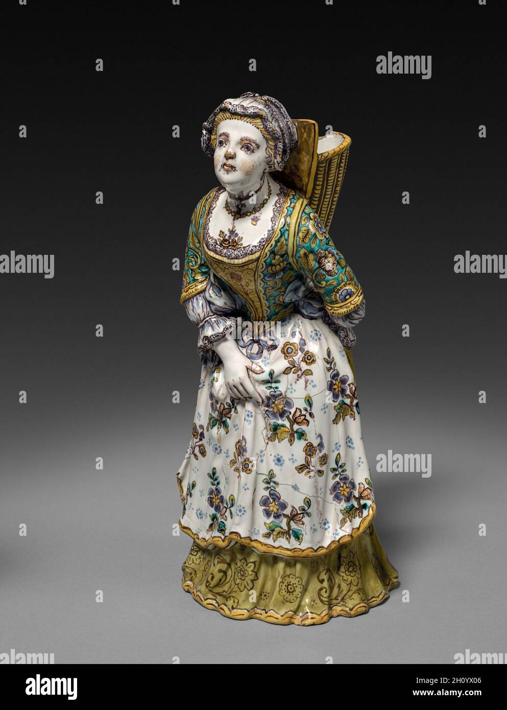 Figura, 1745-1750. Stabilimento di Strasburgo (francese). Fairence; totale: 28.9 x 13.7 x 12.7 cm (11 3/8 x 5 3/8 x 5 pollici). Per diversi decenni a metà del XVIII secolo la famiglia Hannong era proprietaria di una delle migliori e più influenti fabbriche di fairence francesi a Strasburgo. Qui gli stili e le tecniche della ceramica tedesca e francese si sono incontrati e sono stati fusi. Queste figure sono state copiate da una coppia eseguita in porcellana Chantilly che a sua volta si basava su un prototipo Meissen. Foto Stock