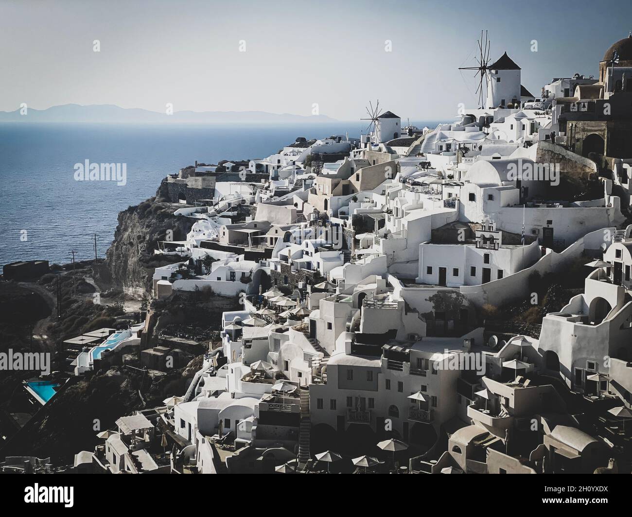 Vista panoramica del villaggio di Oia con la tradizionale architettura bianca e mulini a vento nell'isola di Santorini nel mare Egeo, sfondo del viaggio, Santorini, Thera Foto Stock