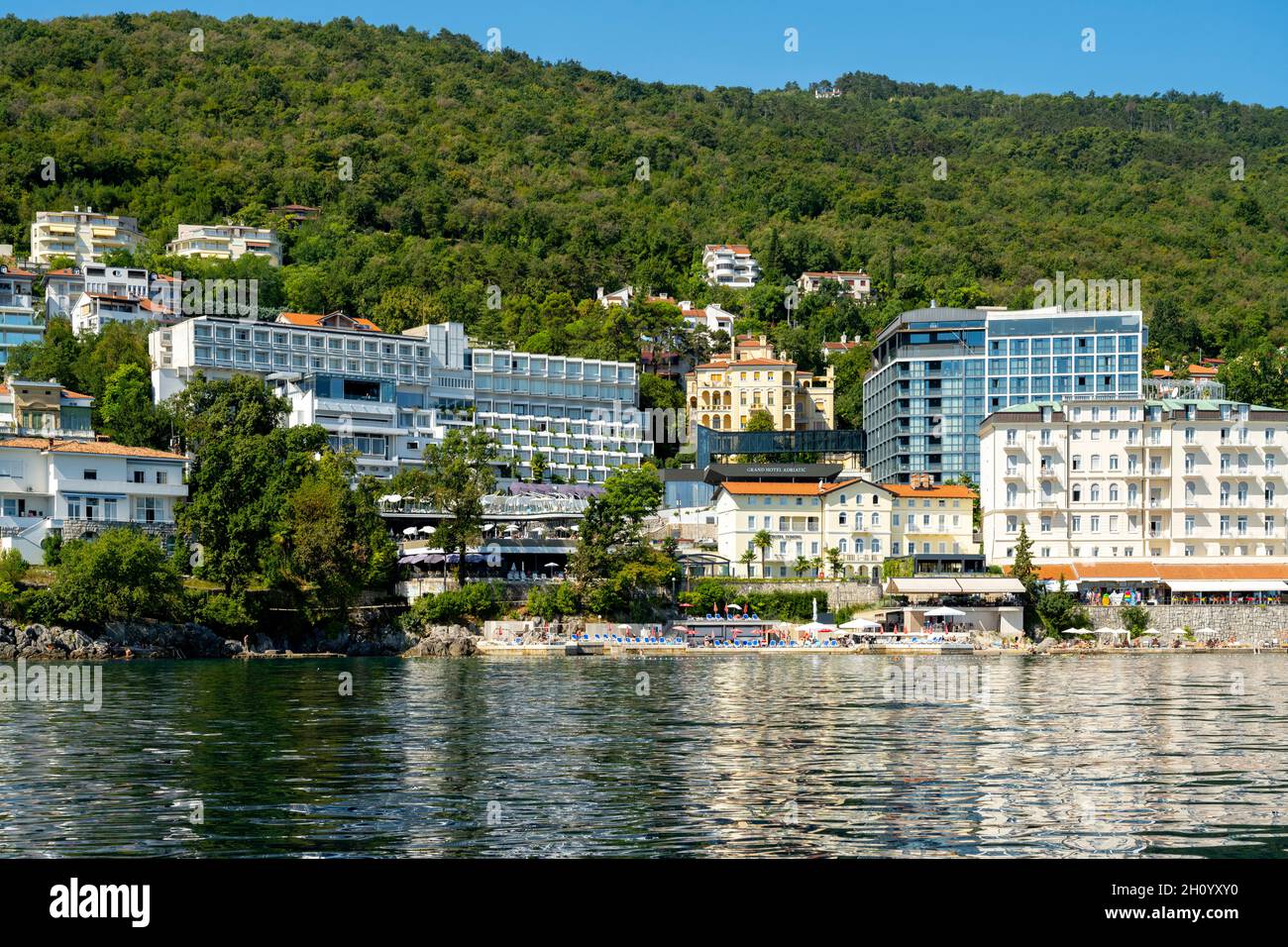 Kroatien, Istrien, Opatija, Links im Bild Modernes Appartmenthaus, daneben vorne das Hotel Domino und das Hotel Istra, dahinter der moderne Bau des G. Foto Stock