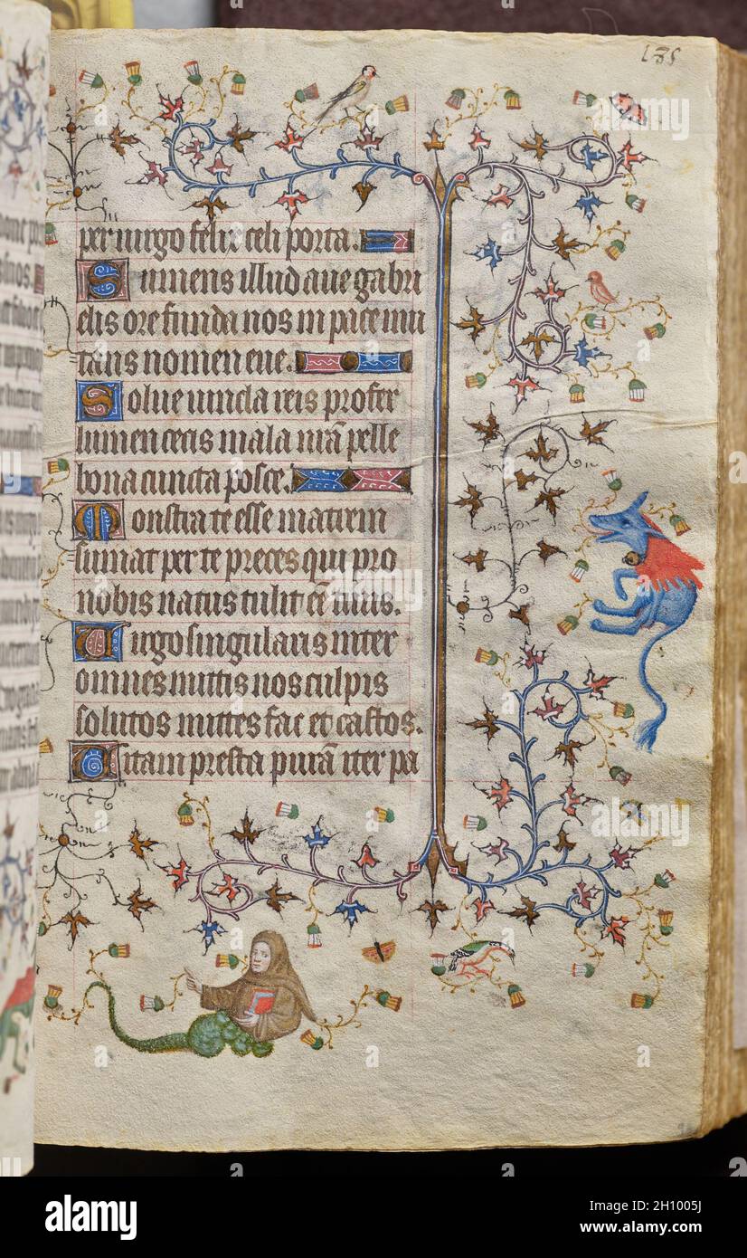 Ore di Carlo il Nobile, Re di Navarra (1361-1425): Fol. 93r, testo, c.. 1405. Comandante delle iniziali e degli associati di Bruxelles (francese). Inchiostro, tempera e oro su vellum; codice: 20.3 x 15.7 x 7 cm (8 x 6 3/16 x 2 3/4 pollici). Questo prezioso volume è stato ovviamente molto apprezzato dal suo proprietario, il re francese di Navarra, che aveva il suo stemma dipinto su non meno di venti foglietti. Piuttosto che commissionare direttamente questo manoscritto da un laboratorio specifico, sembra che Carlo il Nobile acquistasse il suo libro di ore -- forse pronto per il mercato di lusso -- mentre in un viaggio a Parigi in 140 Foto Stock