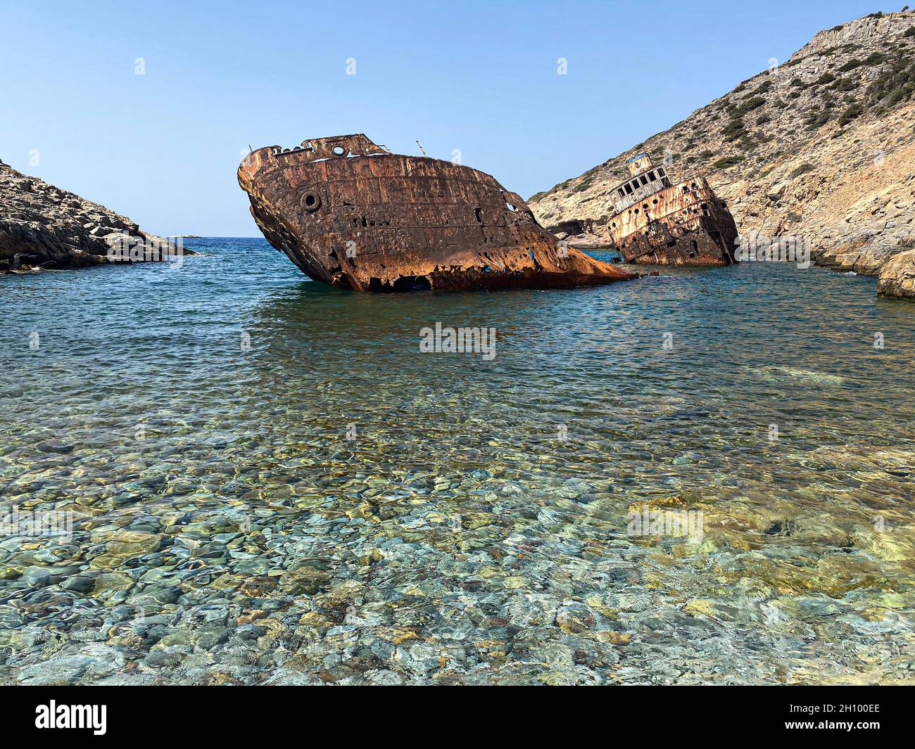 Relitto Olympia barca in isola di Amorgos durante le vacanze estive, nella zona costiera rocciosa, Cicladi, Grecia. Sfondo del viaggio Foto Stock