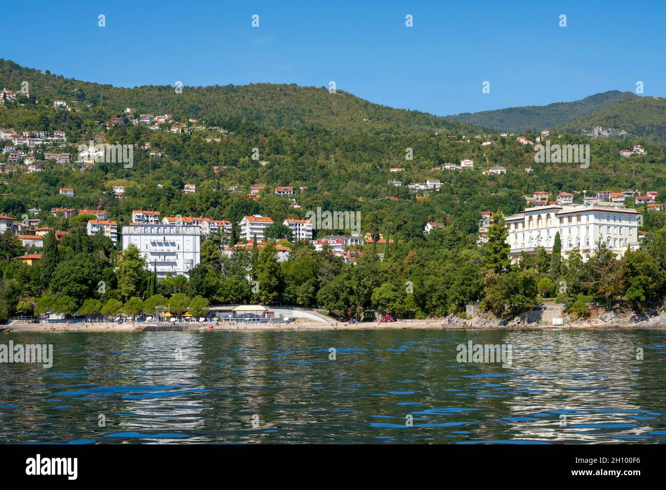 Kroatien, Istrien, Franz-Joseph-Promenade a Lovran, Strand unterhalb der der orthopädischen Klinik (Klinika za Ortopediju) Foto Stock