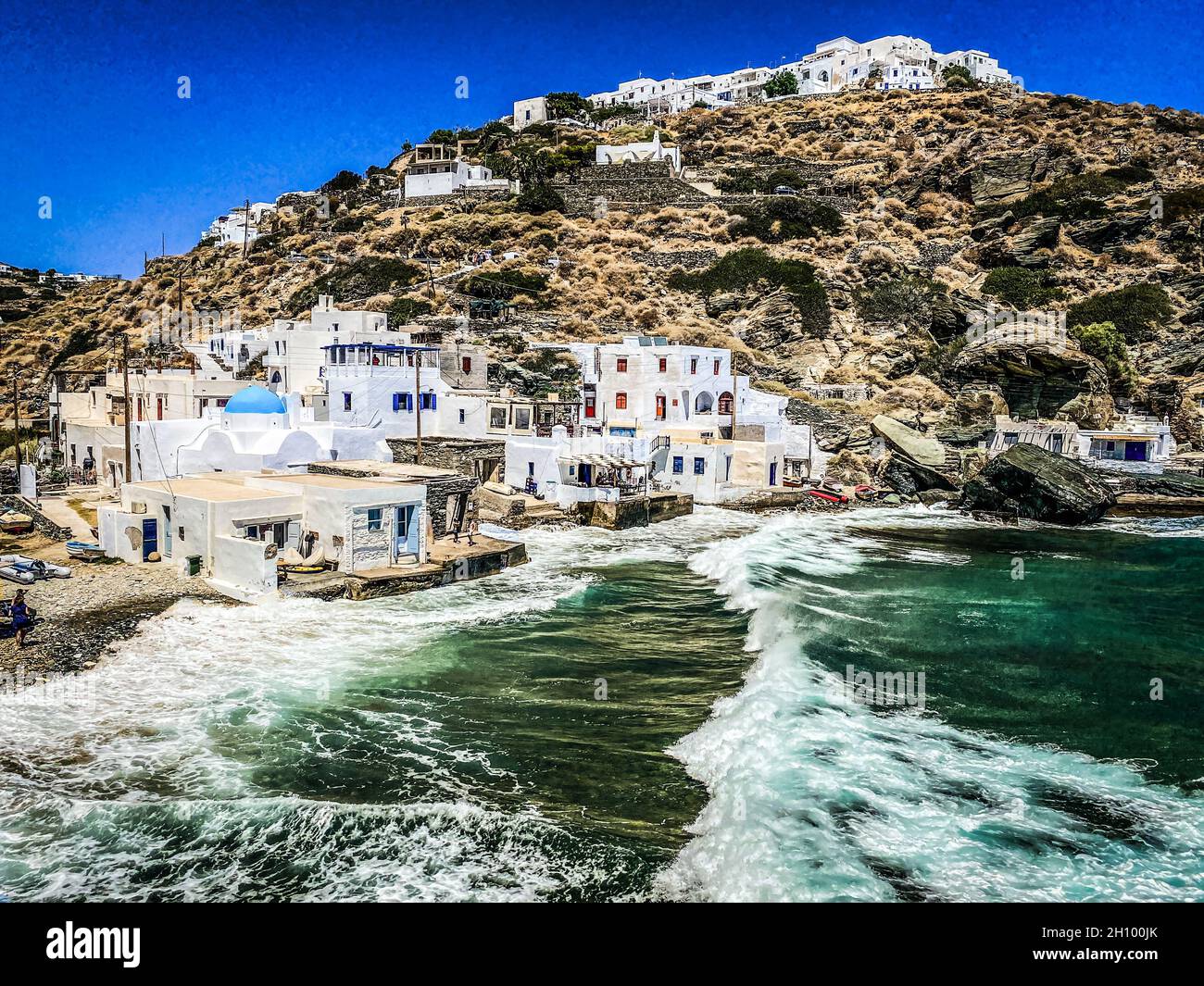 Kastro e il suo piccolo porto, ondeggia durante una giornata di sole, Sifnos, Grecia Foto Stock