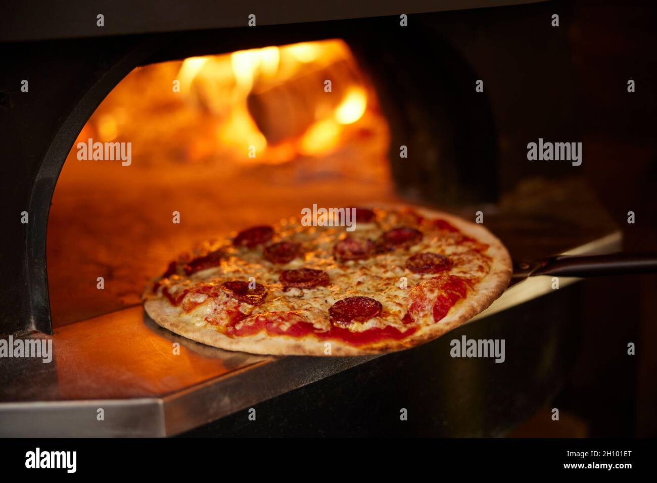 Primo piano di Pepperoni Pizza cotto in forno a legna Foto Stock