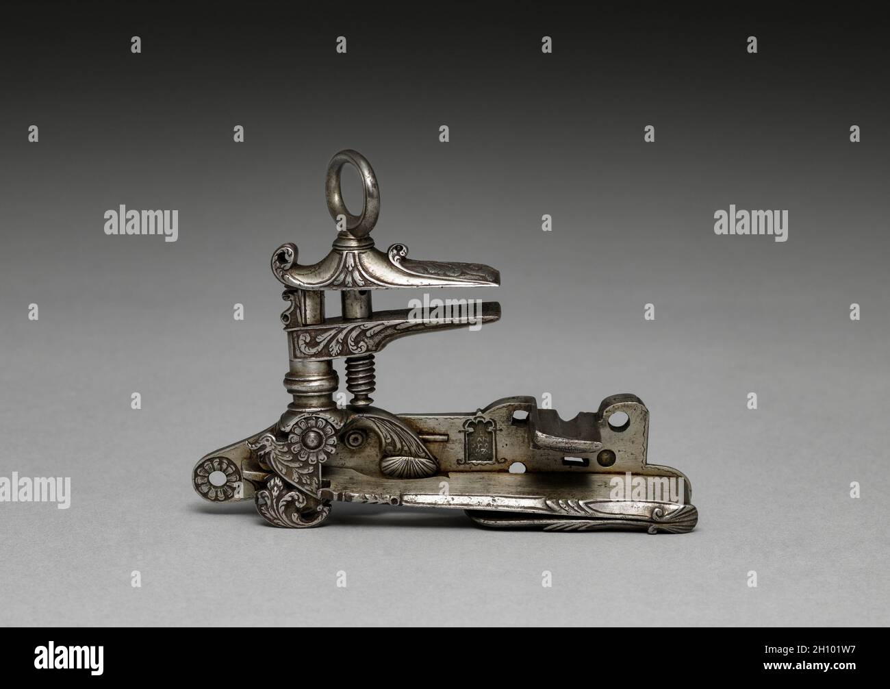 Snaphance GUNLOCK, 1700 o inizio 1800. Spagna, 18 ° o inizio 19 ° secolo. Acciaio, inciso e inzinato; totale: 14.7 x 11.4 cm (5 13/16 x 4 1/2 poll.). Foto Stock