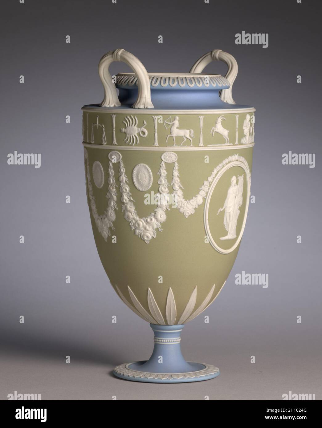 Vaso, c. 1850. Josiah Wedgwood e figli (britannici, Staffordshire, est. 1759). Vasellame con decorazione a rilievo; totale: 29.9 cm (11 3/4 poll.). La giaspera tricolore di Wedgwood divenne popolare per la prima volta nel 1770 durante un periodo di fascino con decorazione neoclassica. Questo vaso è stato probabilmente fatto intorno al 1850 durante il periodo in cui questo tipo di decorazione è stato ravvivato. I medaglioni di rilievo raffigurano due versioni del dio greco Apollo, il dio della musica, accanto alla sua arpa o lira. Foto Stock
