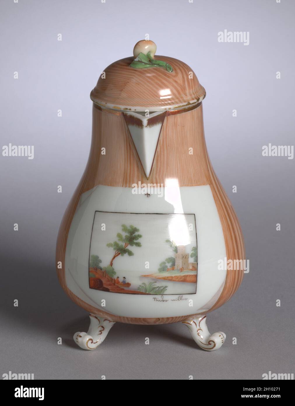Caraffa Crema coperta, c.. 1780. Fabbrica Niderviller (francese). Porcellana a pasta dura con decoro smalto e dorato; totale: 12.9 x 9.7 x 8.2 cm (5 1/16 x 3 13/16 x 3 1/4 pollici). Foto Stock