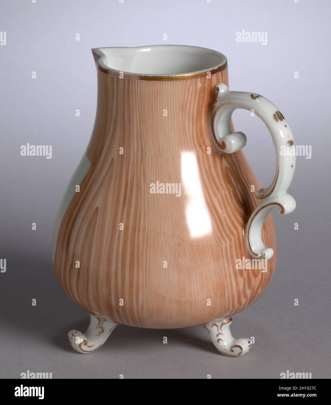 Caraffa coperta, c.. 1780. Fabbrica Niderviller (francese). Porcellana; totale: 12.9 x 9.7 x 8.2 cm (5 1/16 x 3 13/16 x 3 1/4 poll.). Foto Stock