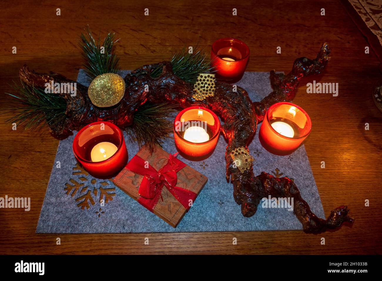 Rebwurzel, Model und Kerzen zum Adventsgesteck dekoriert Foto Stock