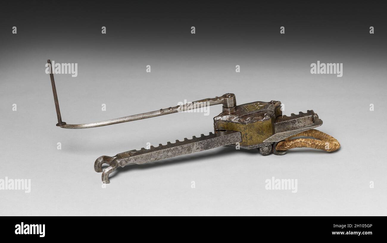 Cranequin, c.. 1480–1500. Francia (?), fine del XV secolo. Acciaio e ottone; decorazione incisa; finestre gotiche traforate; rack: 39.4 cm (15 1/2 poll.); manovella: 30.2 cm (11 7/8 poll.); alloggiamento ingranaggio: 12.1 cm (4 3/4 poll.). Nel corso del Quattrocento furono sviluppate delle incudini in materiali compositi. Erano immensamente potenti e potevano essere spanned solo con l'aiuto di una manovella chiamata un cranequin come quello visto qui. Foto Stock