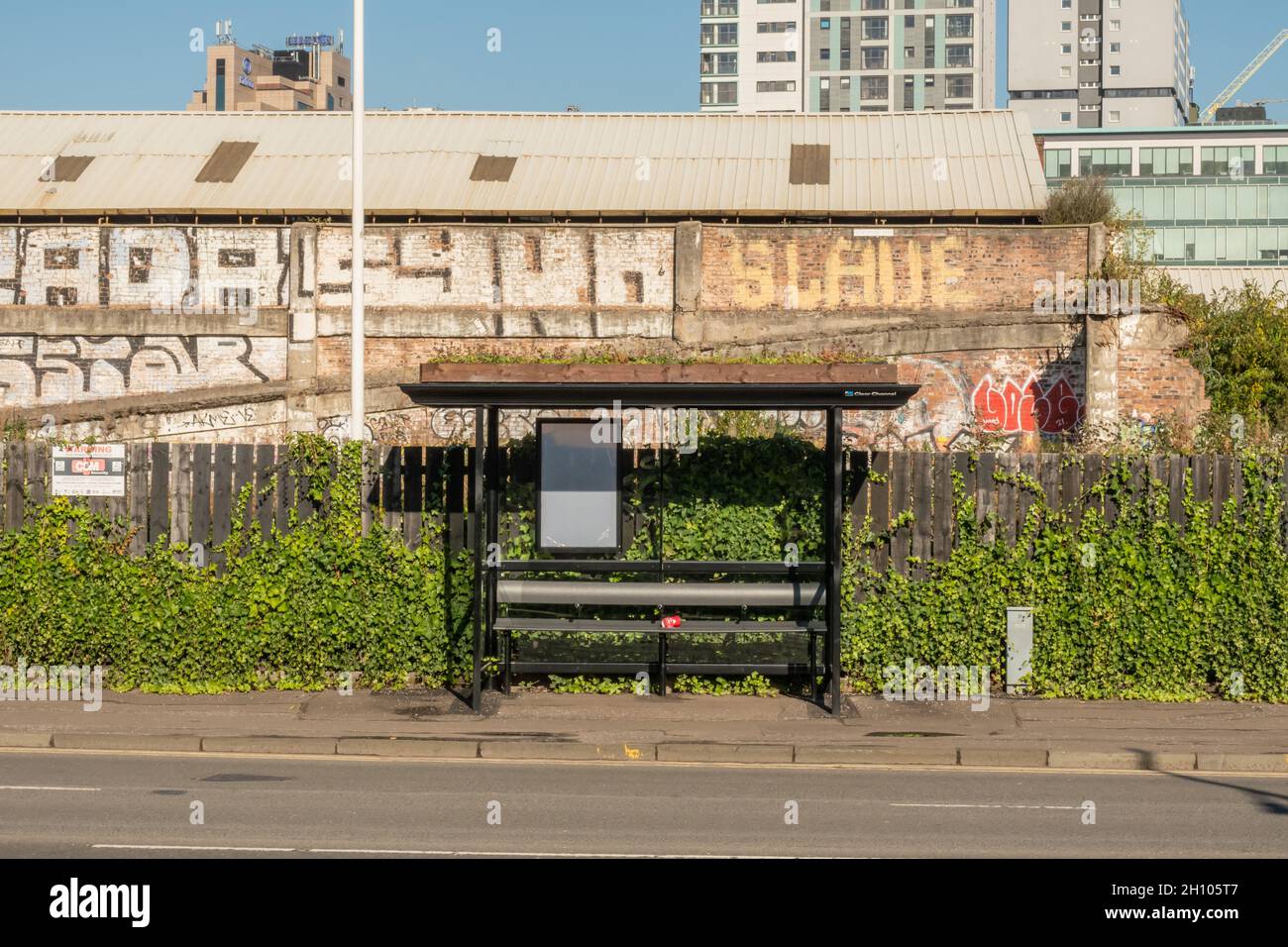 Una fermata dell'autobus sul Broomielaw a Glasgow è stata portata in su poichè questa sarà una via di trasporto importante per i delegati alla COP26 di un imminente. Foto Stock