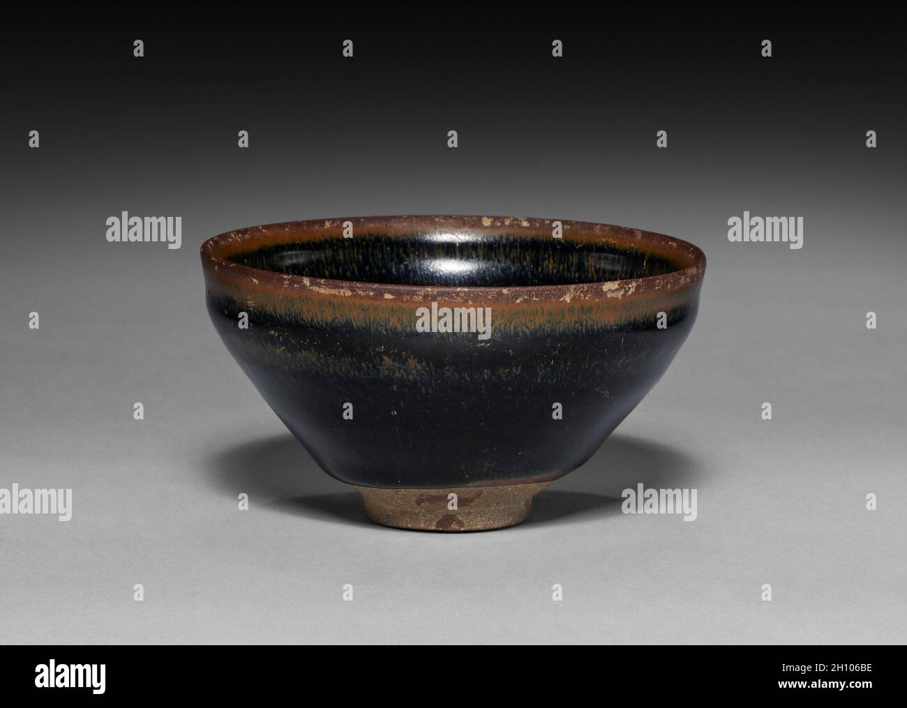 Tea Bowl nero glassato con caratteri incisi 'gongyu', 1100-1200. Cina, provincia di Fujian, dinastia Song del Sud (1127-1279). Gres con smalto marrone scuro opaco, Jian ware; tuta: 6.5 x 12 cm (2 9/16 x 4 3/4 poll.). Foto Stock