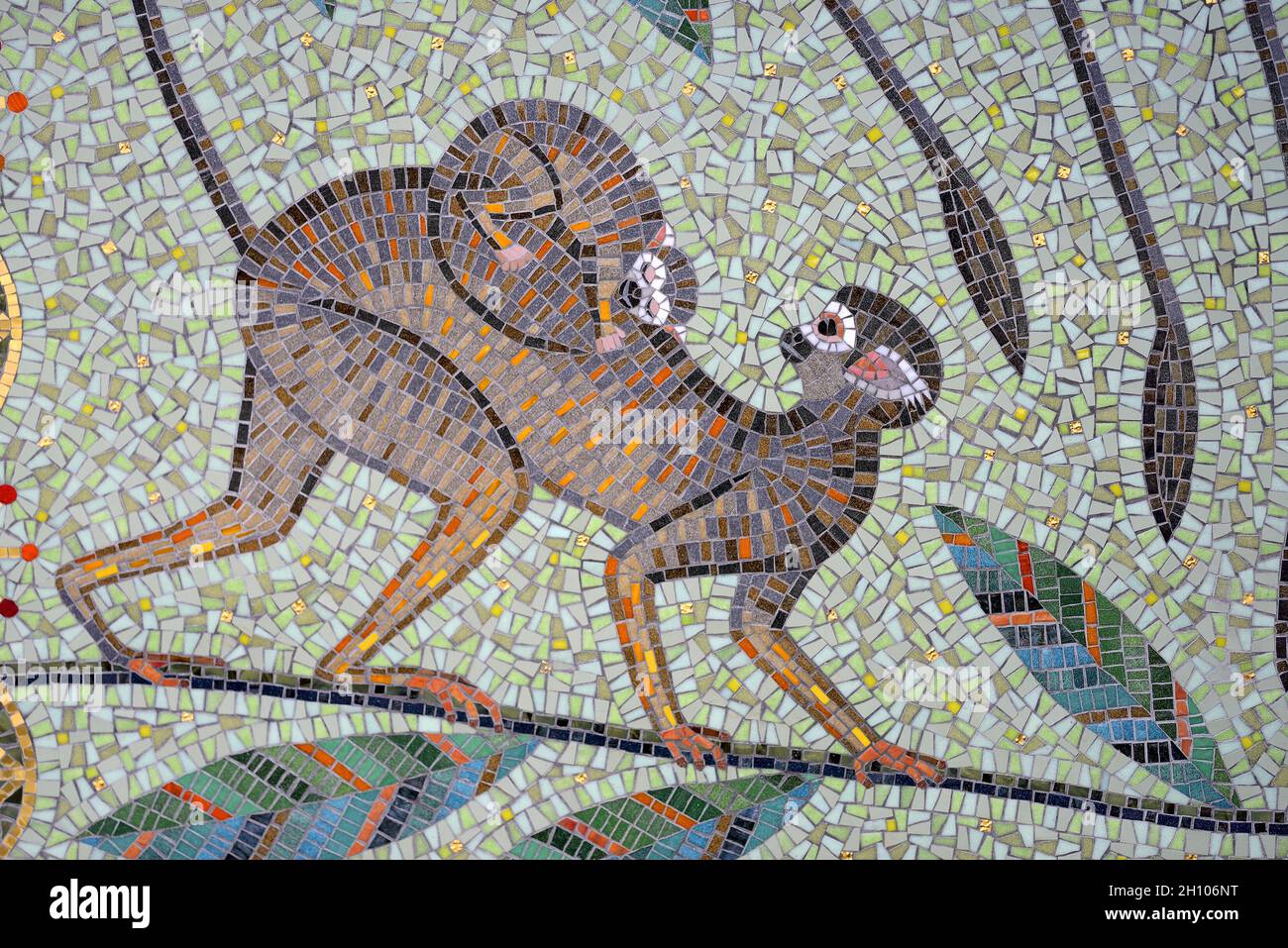 Londra, Inghilterra, Regno Unito. Zoo di Londra, Regent's Park. Mosaico di scimmie scoiattolo (Tessa Hunkin) presso l'ingresso principale. Foto Stock