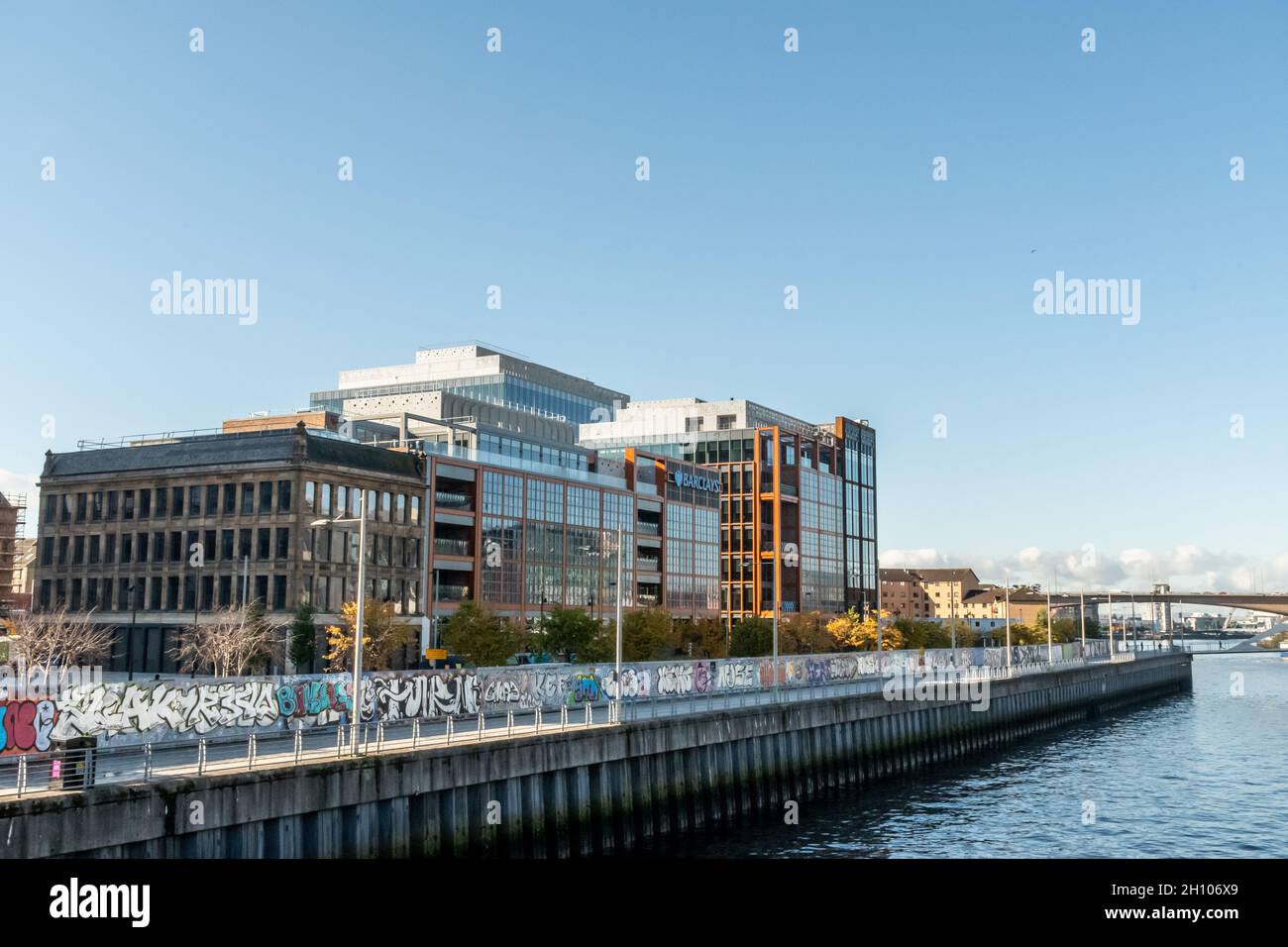 Un'immagine grandangolare che guarda al nuovo quartier generale Barclays a Buchanan Wharf a Glasgow con il Kingston Bridge sullo sfondo. Foto Stock