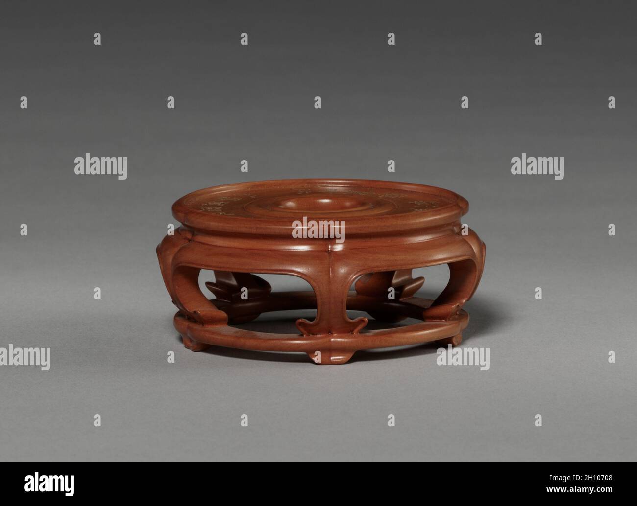 Vaso coperto (supporto), 1573-1620. Cina, provincia di Jiangxi, forni Jingdezhen, dinastia Ming (1368-1644), regno di Wanli (1573-1620). Foto Stock