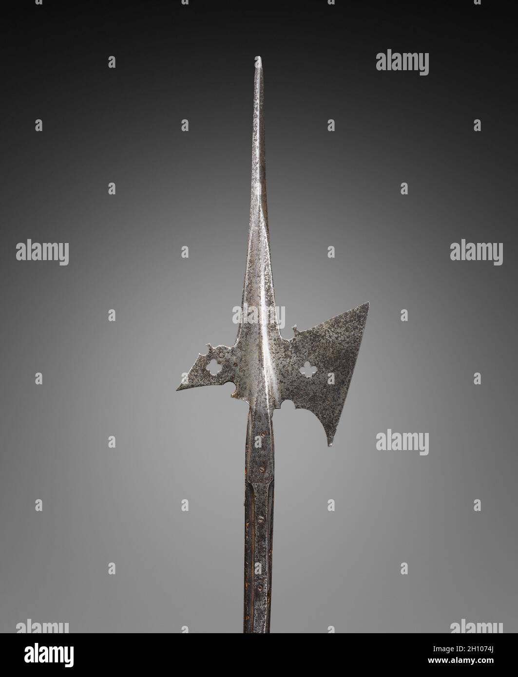 Halberd, c.. 1500–25. Germania (?), inizio del 16 ° secolo. Acciaio, piercing al quatrefoil; ciocca di legno (rettangolare con angoli planati); totale: 217.4 cm (85 9/16 in.); lama: 21.9 cm (8 5/8 in.). L'halberd era un'arma da bastone favorita dalle fanterie europee (soldati a piedi) del 1400 e del 1500 per la sua versatilità ed effetto mortale. La parola halberd deriva dalle parole tedesche Halm (staff) e Barte (AX). L'alabarda è, infatti, un'ascia che serviva più funzioni: La lama dell'ascia era usata per l'hacking, il piolo per la spinta, ed il becco per perforare la corazza della piastra o per tirare un cavaliere dal suo Foto Stock