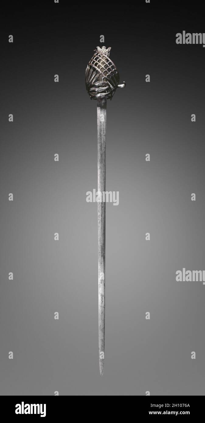 Schiavona Broadsword, inizio del 1700. Italia, Venezia, primi del XVIII secolo. Impugnatura in acciaio e filo argento. Gommel argento; lunghezza complessiva: 107.3 cm (42 1/4 in.); lama: 92.7 cm (36 1/2 in.); impugnatura: 9.8 cm (3 7/8 in.); protezione: 12.7 cm (5 in.). La spada larga di tipo schiavona presenta una complessa guardia barrata che si inclina in avanti. Il suo nome deriva dalla parola italiana di 'slavo' e si riferisce al corpo slavo che servì da guardiani del corpo al Doge di Venezia fino alla fine della Repubblica Veneziana nel 1797. Tali spade erano popolari principalmente tra i veneziani. Foto Stock