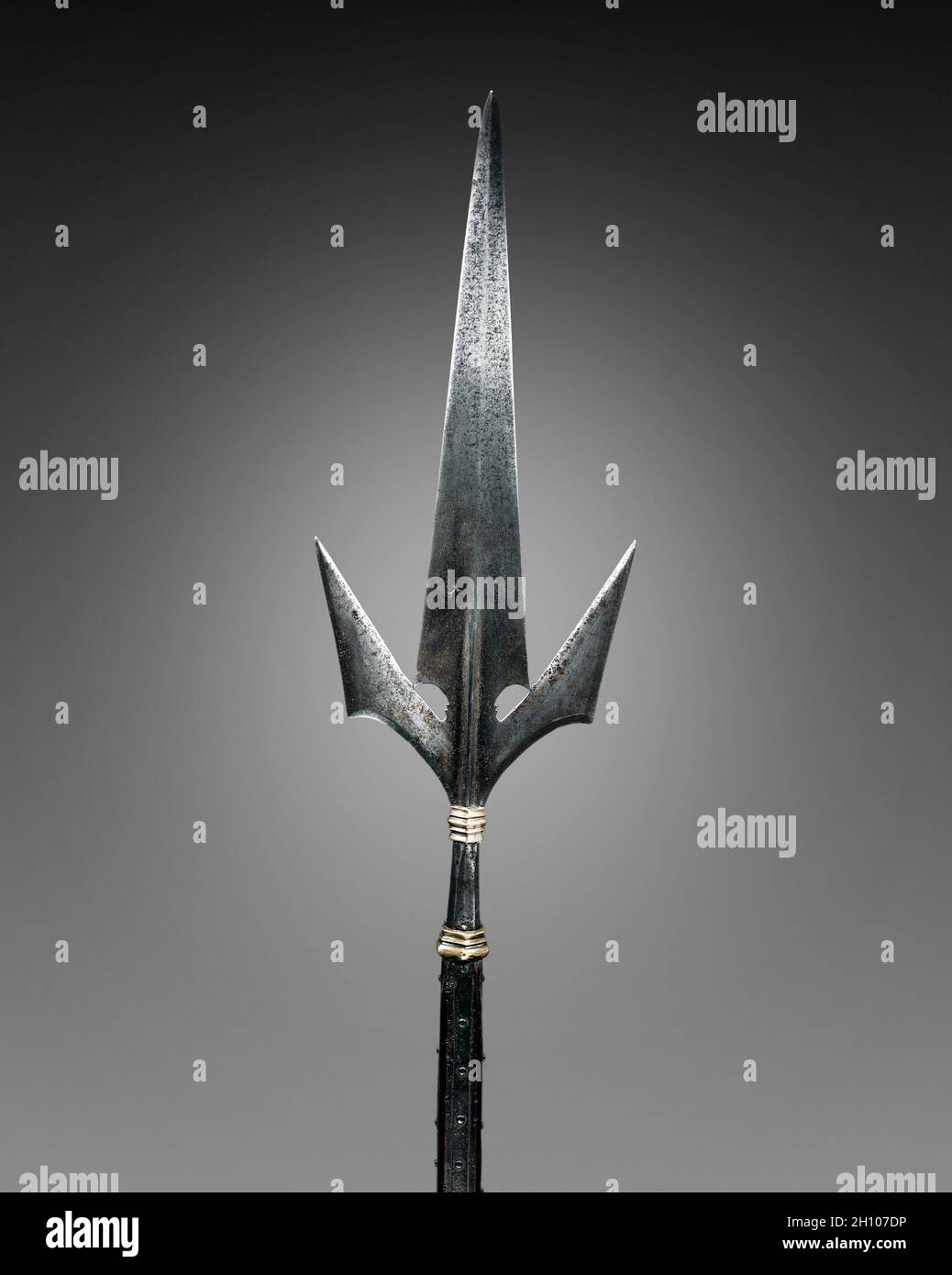 Corsèque (Chauve-Souris), c. 1530. Italia del nord, del XVI secolo. Acciaio, quadrato manico in legno piallato con spigoli; complessivo: 254 cm (100 in.); blade: 26 cm (10 1/4 in.). Foto Stock