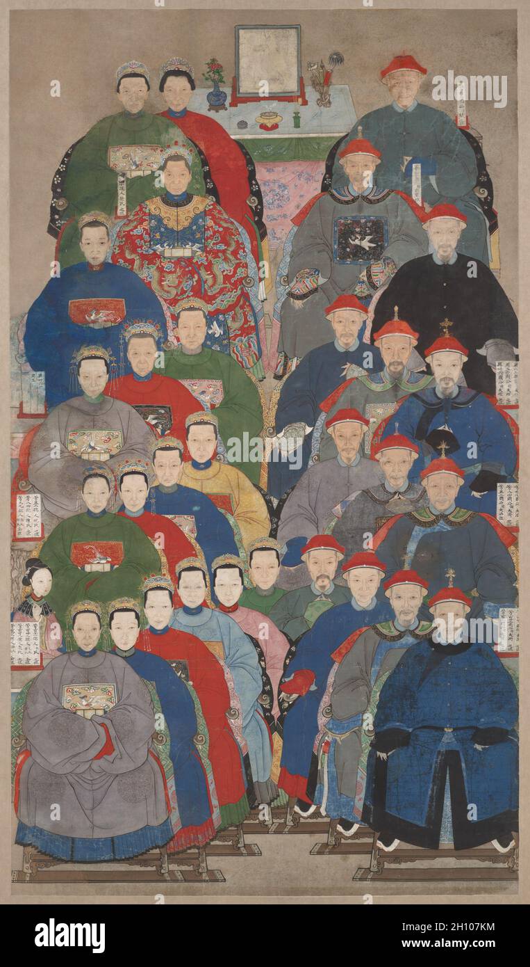 Ancestor Group Ritratto, 1796–1820. Cina, dinastia Qing (1644-1911), periodo Jiaqing (1796-1820). Rotolo, inchiostro e colore appesi sulla carta; totale: 278.2 x 112.2 cm (109 1/2 x 44 3/16 poll.); solo pittura: 157.2 x 90.2 cm (61 7/8 x 35 1/2 poll.). Dall'alto verso il basso questo rotolo presenta varie generazioni di antenati con uomini a destra e donne a sinistra, 30 figure complessivamente. Le compresse inscritte danno il loro grado e la loro relazione all'interno della famiglia. I badge quadrati sui loro accappatoi indicano il grado di ogni figura come ufficiale. Le scrolls di questo tipo sono state esposte per il culto a casa durante il nuovo anno c Foto Stock