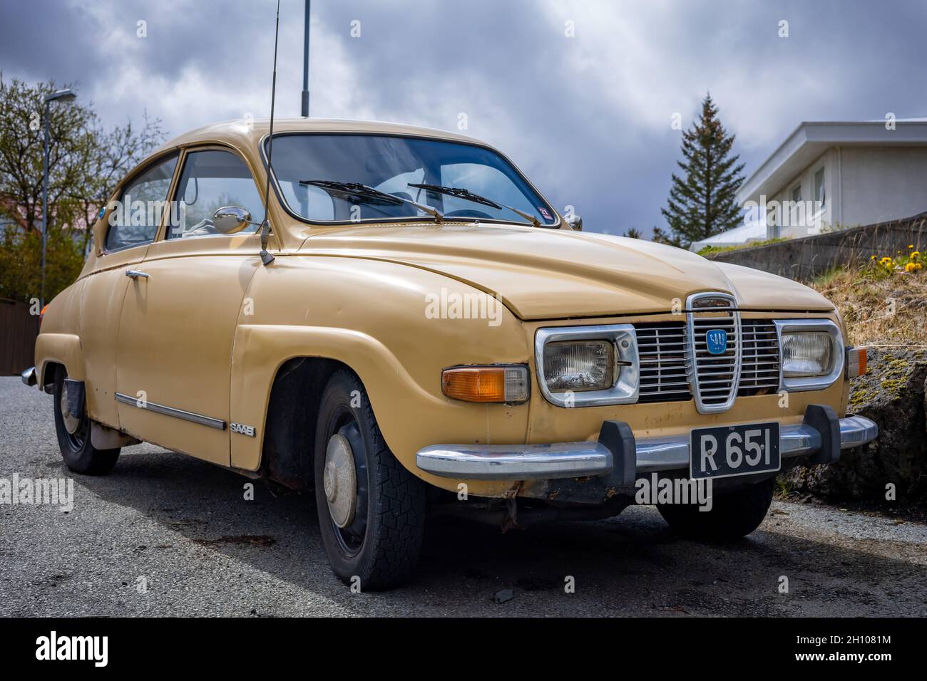 HAFNARFJORDUR, ISLANDA - 16 luglio 2021: Auto classica beige chiaro Saab 96, anni di produzione 1969-74. Foto Stock