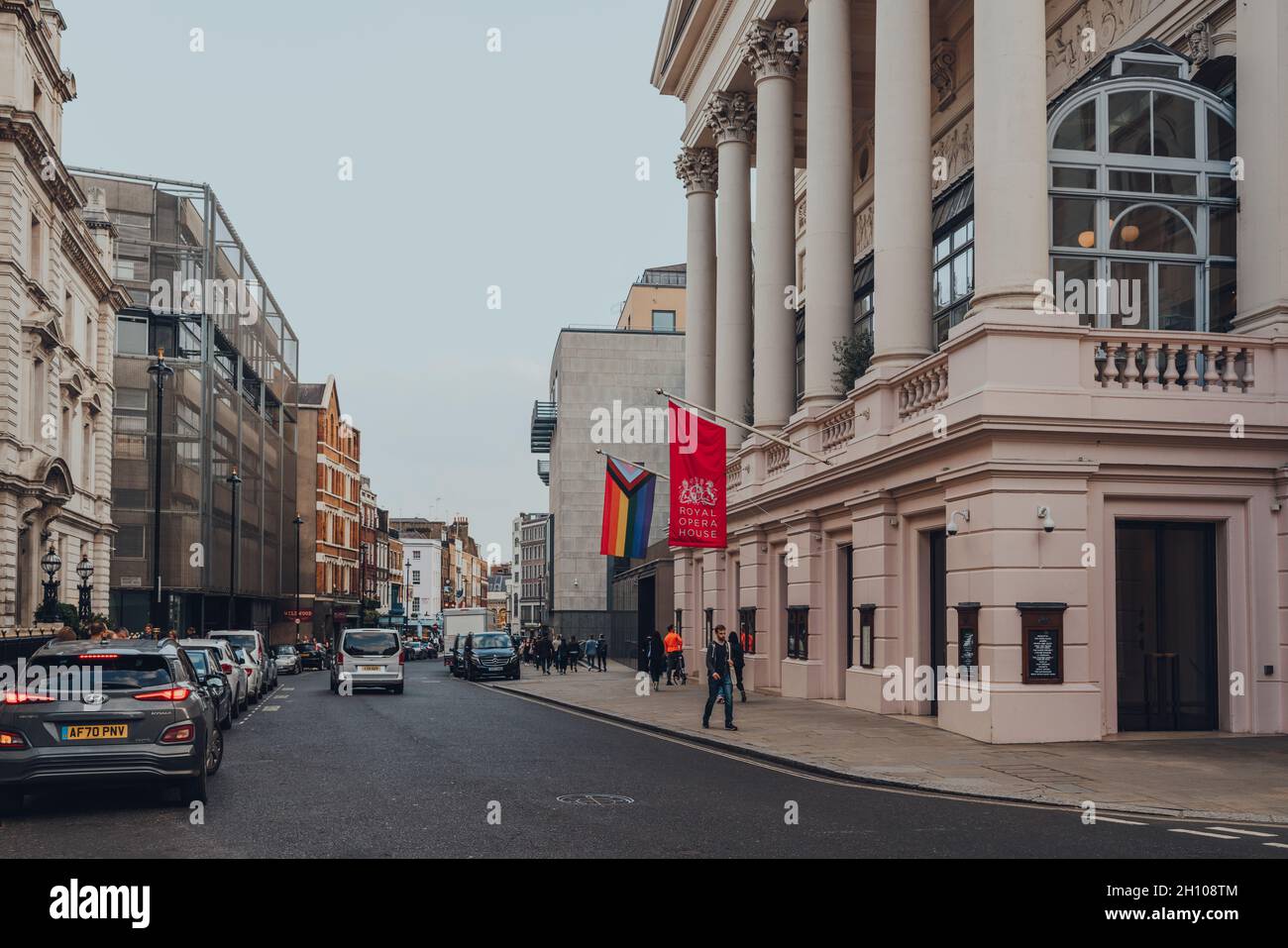 Londra, UK - 09 ottobre 2021: Bandiera arcobaleno sulla Royal Opera House celebra i ricchi contributi alla musica e al teatro realizzati dalle icone LGBTQ+ Who Foto Stock