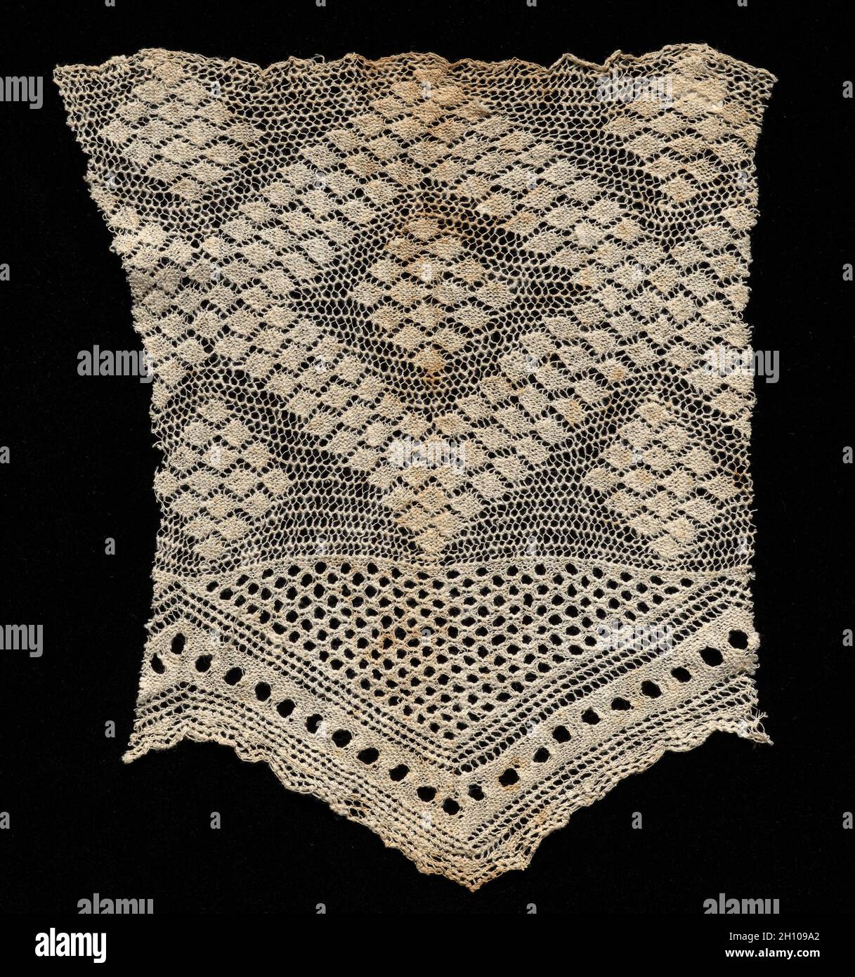 Frammento di balza in pizzo lavorato a maglia, 18 ° secolo. Spagna, Siviglia o Huelva, XVIII secolo. Cotone e lino; media: 26.7 x 20.4 cm (10 1/2 x 8 1/16 pollici). Foto Stock
