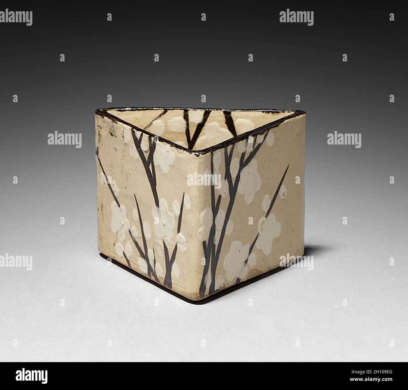 Una delle cinque ciotole di servizio (Mukozuke) con Prunus Design, 1700-1800. Scuola di Ogata Kenzan (giapponese, 1663-1743). Kyoto Ware: Gres con rivestimento in ossido di ferro e slip; totale: 6.9 cm (2 11/16 poll.); ciascun lato: 9 cm (3 9/16 poll.). Notate i corpi ruvidi, abbronzati, argillosi di queste ciotole con le loro intenzionali irregolarità. Il disegno dei rami è stato dapprima dipinto in ossido di ferro nero, poi i fiori e germogli in una barbottina bianca, seguita dall'applicazione di uno smalto trasparente molto sottile. Foto Stock