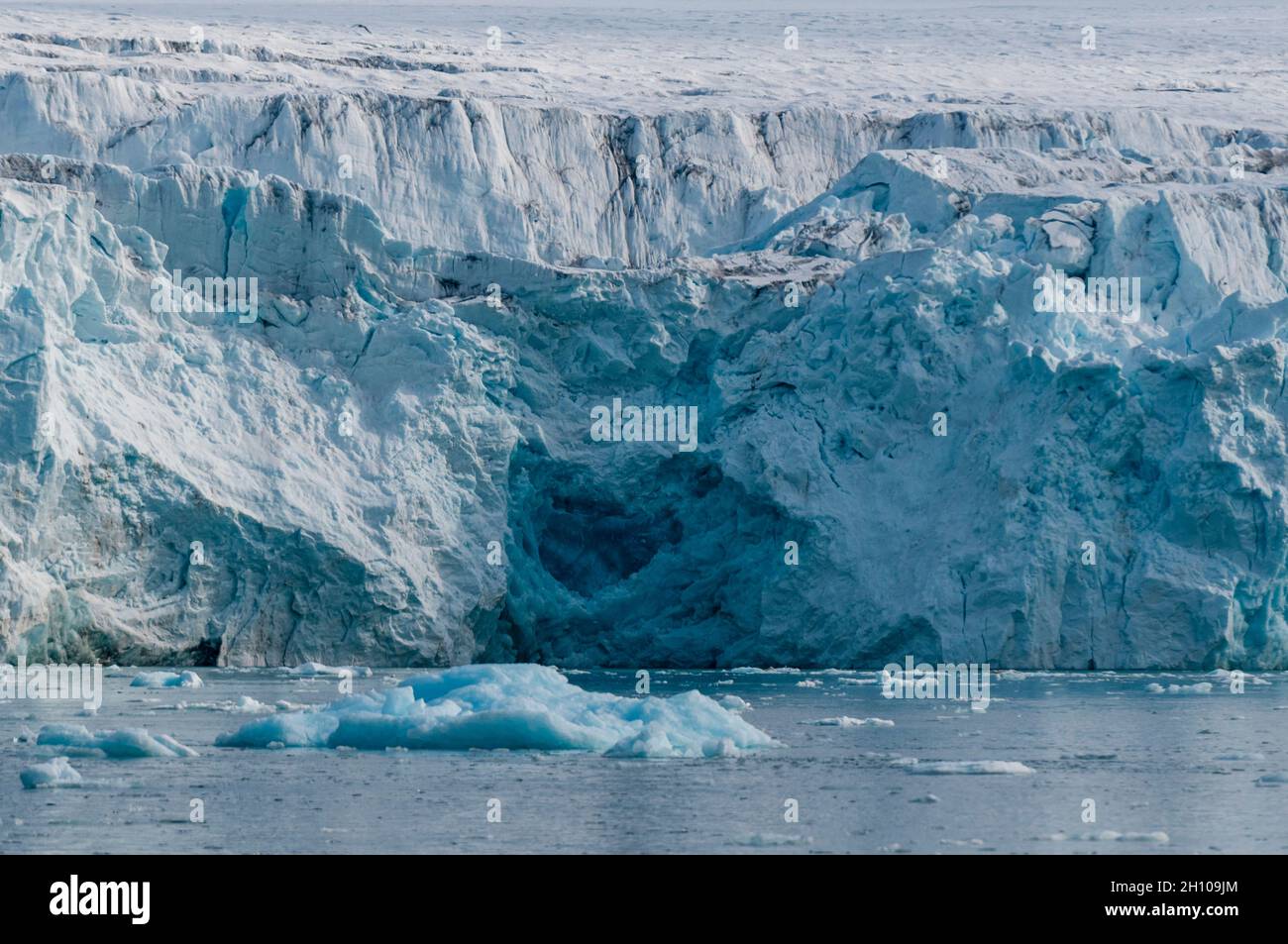 Il ghiaccio galleggia nelle acque artiche di fronte al ghiacciaio Lilliehook. Lilliehookfjorden, Spitsbergen Island, Svalbard, Norvegia. Foto Stock