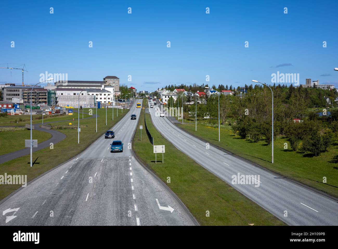 REYKJAVIK, ISLANDA - 12 giugno 2021: Vista da un cavalcavia Njardargata alla strada di Hringbraut. Scarso traffico automobilistico. Foto Stock