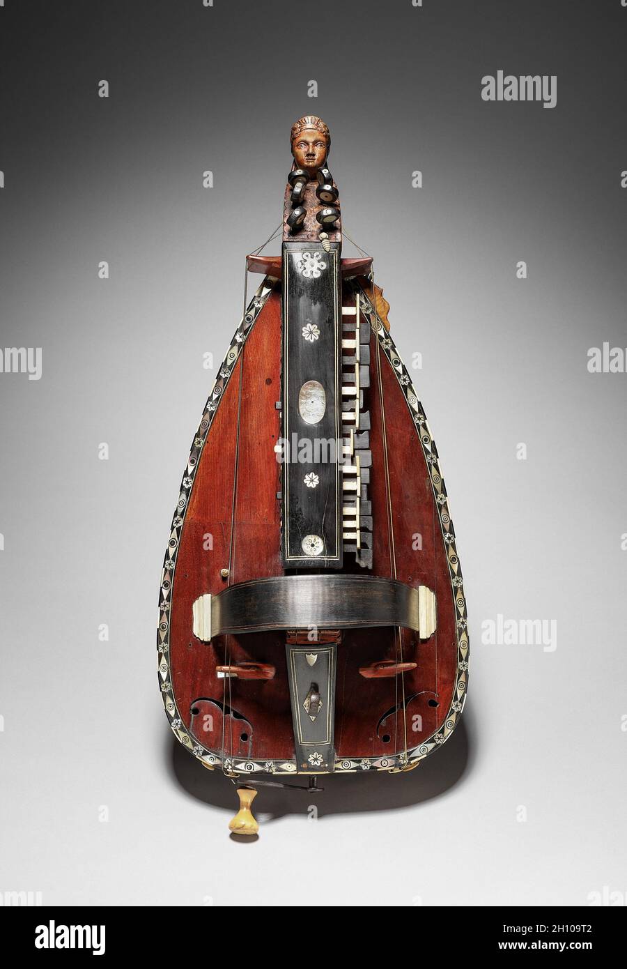 Vielle à Roue, 1700. Pajot di Jánzat (francese). Totale: 74 x 33 cm (29 1/8 x 13 poll.). Lo strumentista potrebbe suonare melodie sulla tastiera che preme tangenti contro una o più corde. Spesso ci sono anche più corde di droni, che danno un accompagnamento costante di tono alla melodia, con conseguente un suono simile a quello di bagpipe. Questo tipo di strumento è raffigurato in diverse opere d'arte della collezione CMA: 1924.656, 2008.34.2, 1960.20.il vielle à Roue è anche legato alla nyckelharpa svedese, presente nella serie CMA di arti dello spettacolo nel 2017 suonata da Emilia Amper. Foto Stock