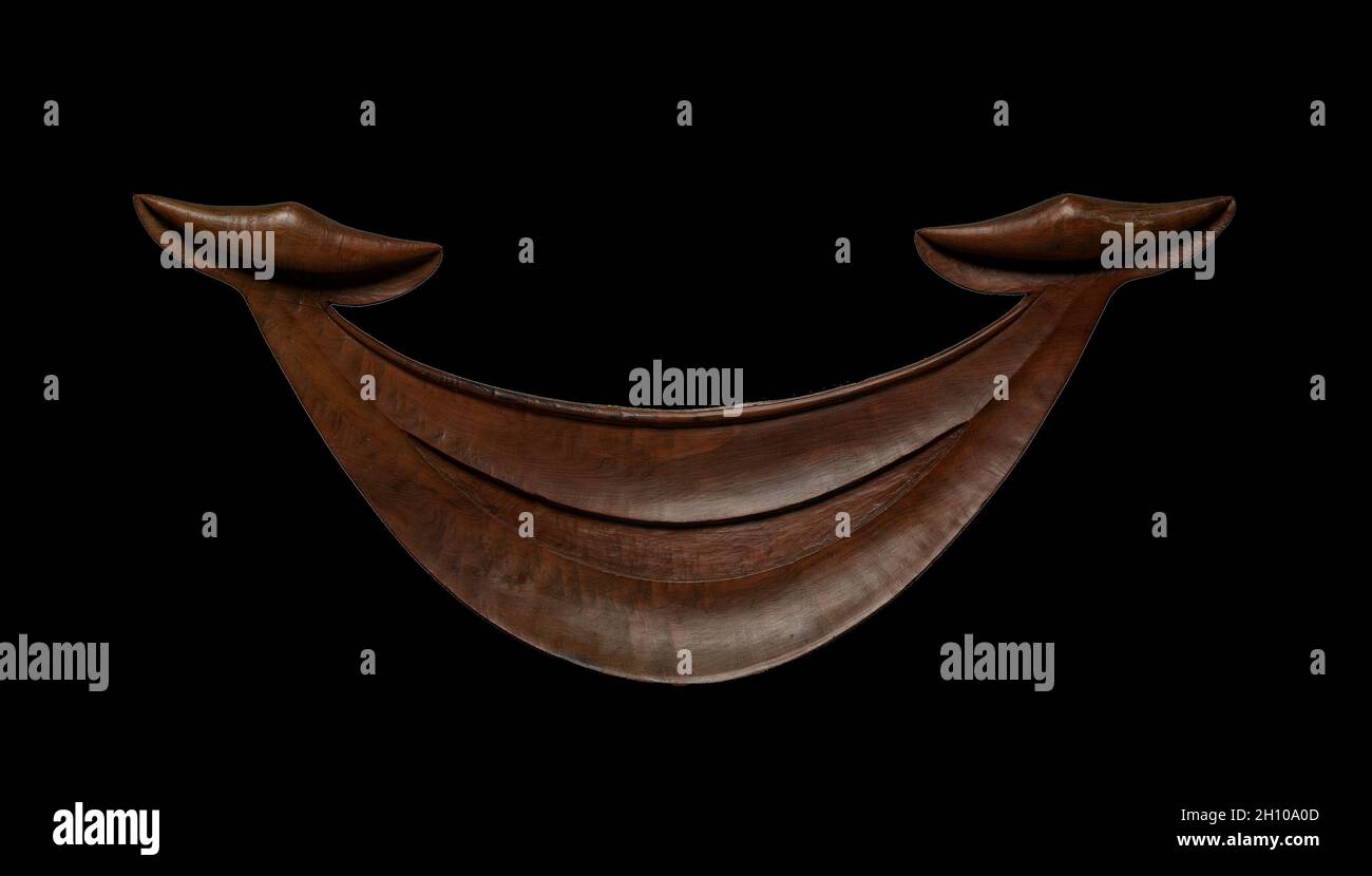 Gorget (Rei Miro), 1800. Isole del Pacifico, Polinesia, Rapa Nui (Isola di Pasqua). Legno; totale: 30.8 x 69.8 cm (12 1/8 x 27 1/2 poll.). Eleganti gorgets a forma di mezzaluna o ornamenti di petto noti come rei miro (“collana di legno”) erano generalmente indossati da donne principalmente di Rapa Nui (Isola di Pasqua). Le forme astratte alle punte di questo esempio sostituiscono le teste umane che sono più tipiche. Foto Stock