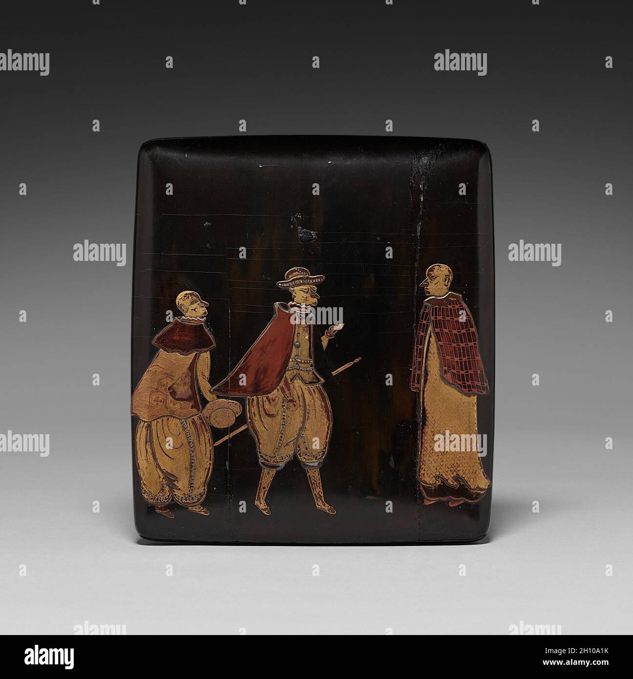 Scatola per la scrittura con decorazione degli stranieri ('Barberi Sud') (LID), 1700-1860. Giappone, periodo Edo (1615-1868). Laccato su legno con disegni in oro e argento laccato e argento intarsiato; totale: 23 x 20.2 cm (9 1/16 x 7 15/16 poll.). Per molti mecenati giapponesi, oggetti decorati con immagini di stranieri offrono la rara opportunità di vedere gli occidentali. I due uomini sulla sinistra erano probabilmente commercianti portoghesi, identificabili dai loro pantaloni a forma di palloncino. L'uomo a destra è un sacerdote gesuita. I commercianti portoghesi arrivarono in Giappone nel 1543 e subito dopo che i missionari cristiani cominciarono a crearsi Foto Stock