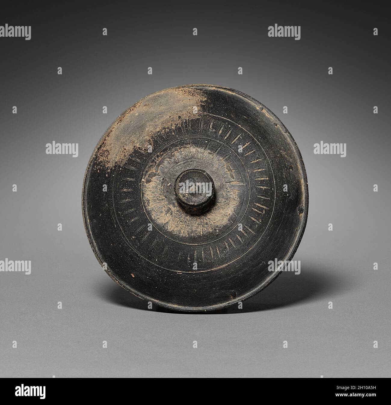 Tazza con coperchio con manici a tracolla (coperchio), ad 300s-400s. Corea, periodo Kaya (ad 42-562). Gres con smalto al frassino naturale; diametro bocca: 13.5 cm (5 5/16 poll.); totale: 21.5 x 20.5 cm (8 7/16 x 8 1/16 poll.). Vasi di ceramica con un basamento del piede come questo è il primo high-fired ware conosciuto. Il suo colore grigio è il risultato della riduzione dell'ossigeno nella camera chiusa del forno. Le imbarcazioni a piedi non erano per uso quotidiano, ma servivano piuttosto a presentare offerte al defunto. Foto Stock