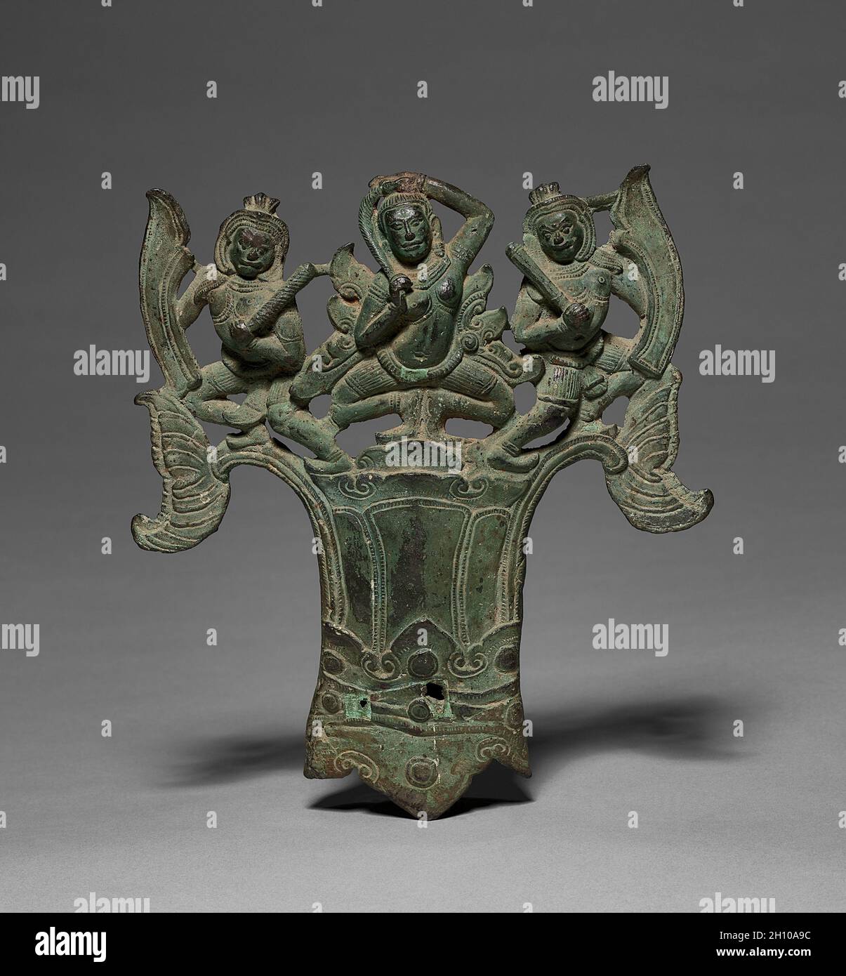 Finale con la tentazione di Buddha di Mara, fine del 1100-inizio del 1200. Cambogia, regno di Jayavarman 7. Bronzo; totale: 42 x 16.6 x 3 cm (16 9/16 x 6 9/16 x 1 3/16 poll.); inferiore: 20 x 18.5 x 3 cm (7 7/8 x 7 5/16 x 1 3/16 poll.). Il Buddha è circondato da un cerchio di gioielli fiammeggianti e petali di loto soffiato. Da entrambi i lati del suo piedistallo di loto emergono due serpenti che temono la gloria dell'Impero Khmer. La mano destra del Buddha punta verso il basso nel gesto di toccare la terra, e la sua mano sinistra tiene un oggetto rotondo, probabilmente una speciale offerta di riso che indica il potere del Buddha Foto Stock Finale con la tentazione di Buddha di Mara, fine del 1100-inizio del 1200. Cambogia, regno di Jayavarman 7. Bronzo; totale: 42 x 16.6 x 3 cm (16 9/16 x 6 9/16 x 1 3/16 poll.); inferiore: 20 x 18.5 x 3 cm (7 7/8 x 7 5/16 x 1 3/16 poll.). Il Buddha è circondato da un cerchio di gioielli fiammeggianti e petali di loto soffiato. Da entrambi i lati del suo piedistallo di loto emergono due serpenti che temono la gloria dell'Impero Khmer. La mano destra del Buddha punta verso il basso nel gesto di toccare la terra, e la sua mano sinistra tiene un oggetto rotondo, probabilmente una speciale offerta di riso che indica il potere del Buddha Foto Stock