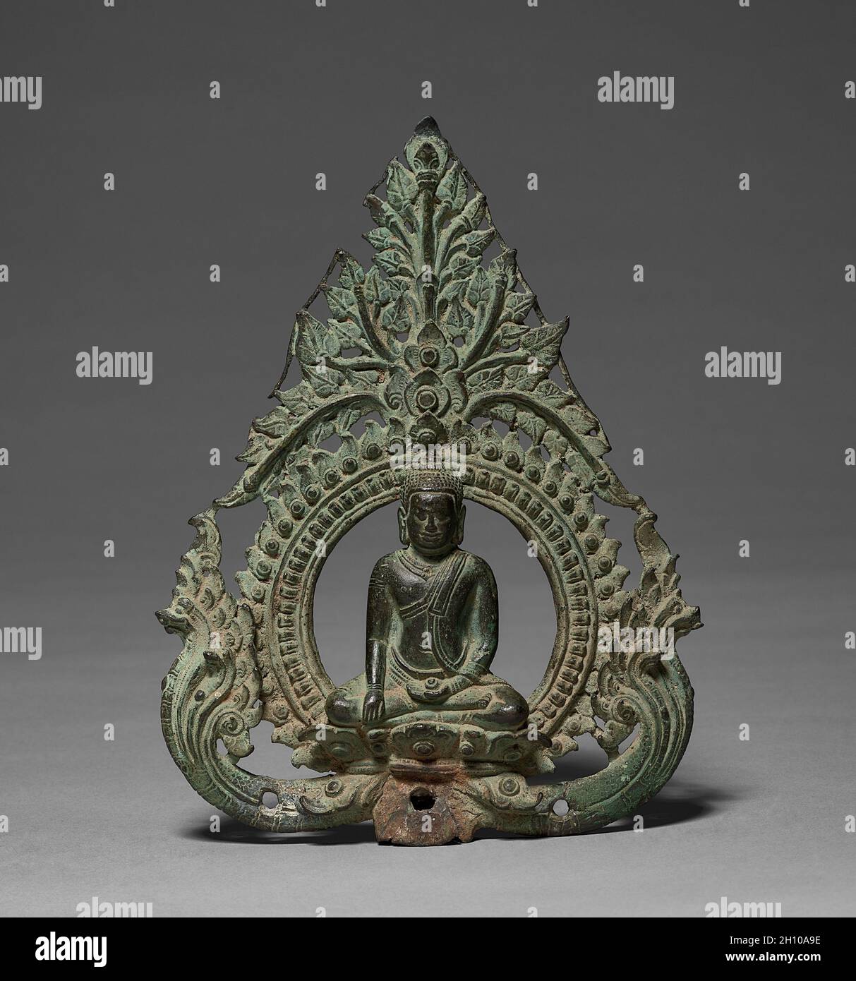 Finale con la tentazione di Buddha di Mara, fine del 1100-inizio del 1200. Cambogia, regno di Jayavarman 7. Bronzo; totale: 42 x 18.5 x 3 cm (16 9/16 x 7 5/16 x 1 3/16 poll.); superiore: 22 x 17 x 3 cm (8 11/16 x 6 11/16 x 1 3/16 poll.). Il Buddha è circondato da un cerchio di gioielli fiammeggianti e petali di loto soffiato. Da entrambi i lati del suo piedistallo di loto emergono due serpenti che temono la gloria dell'Impero Khmer. La mano destra del Buddha punta verso il basso nel gesto di toccare la terra, e la sua mano sinistra tiene un oggetto rotondo, probabilmente una speciale offerta di riso che indica il potere del Buddha t. Foto Stock Finale con la tentazione di Buddha di Mara, fine del 1100-inizio del 1200. Cambogia, regno di Jayavarman 7. Bronzo; totale: 42 x 18.5 x 3 cm (16 9/16 x 7 5/16 x 1 3/16 poll.); superiore: 22 x 17 x 3 cm (8 11/16 x 6 11/16 x 1 3/16 poll.). Il Buddha è circondato da un cerchio di gioielli fiammeggianti e petali di loto soffiato. Da entrambi i lati del suo piedistallo di loto emergono due serpenti che temono la gloria dell'Impero Khmer. La mano destra del Buddha punta verso il basso nel gesto di toccare la terra, e la sua mano sinistra tiene un oggetto rotondo, probabilmente una speciale offerta di riso che indica il potere del Buddha t. Foto Stock