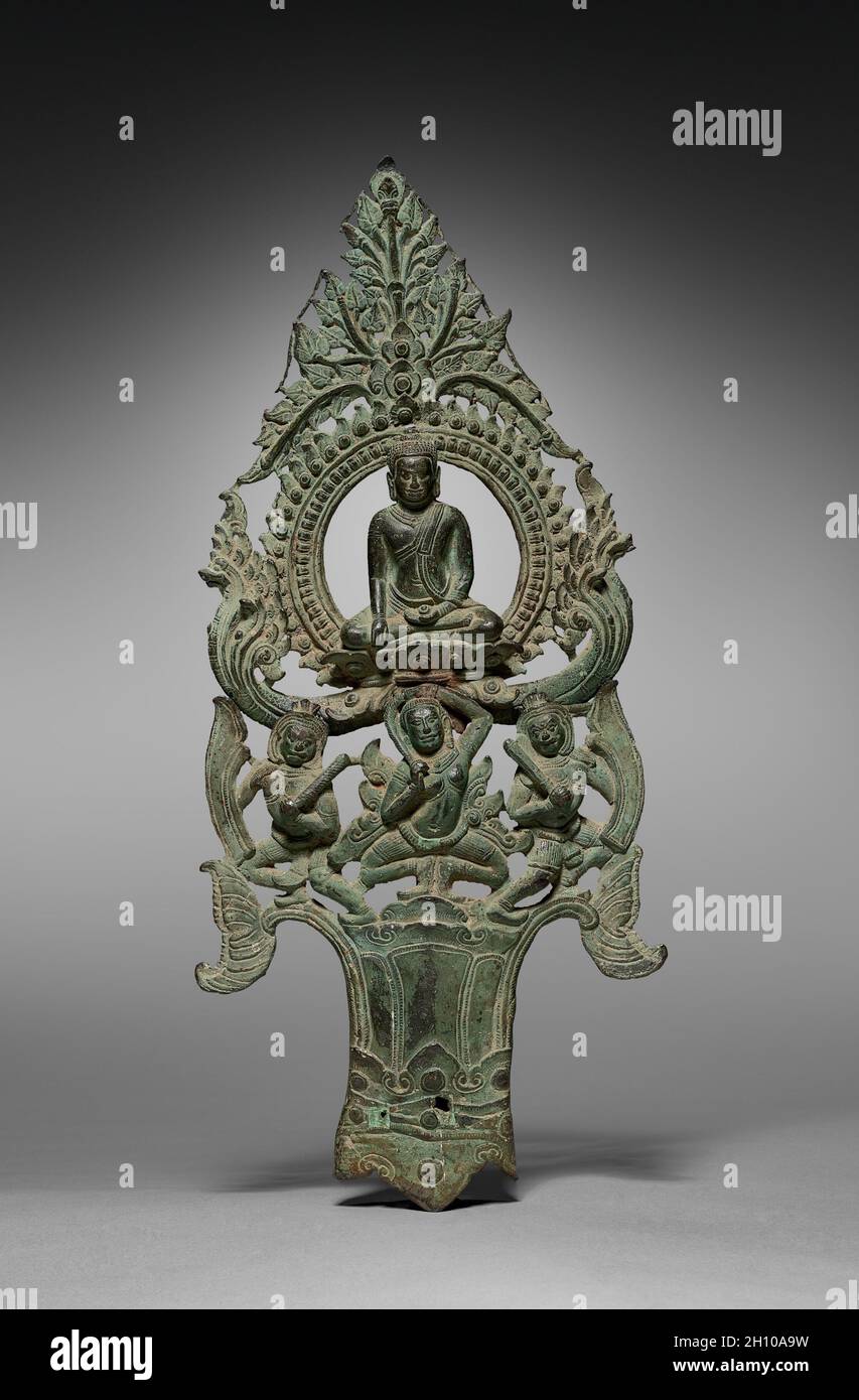 Icona portatile del Buddha Shakyamuni nel gesto toccante la Terra, fine del 1100-inizio del 1200. Cambogia, regno di Jayavarman 7. Bronzo; totale: 42 x 18.5 x 3 cm (16 9/16 x 7 5/16 x 1 3/16 poll.). Il Buddha è circondato da un cerchio di gioielli fiammeggianti e petali di loto soffiato. Da entrambi i lati del suo piedistallo di loto emergono due serpenti che temono la gloria dell'Impero Khmer. La mano destra del Buddha punta verso il basso nel gesto toccante la terra, e la sua mano sinistra tiene un oggetto rotondo, probabilmente una speciale offerta di riso che indica il potere del Buddha di garantire la prosperità permanente del Foto Stock Icona portatile del Buddha Shakyamuni nel gesto toccante la Terra, fine del 1100-inizio del 1200. Cambogia, regno di Jayavarman 7. Bronzo; totale: 42 x 18.5 x 3 cm (16 9/16 x 7 5/16 x 1 3/16 poll.). Il Buddha è circondato da un cerchio di gioielli fiammeggianti e petali di loto soffiato. Da entrambi i lati del suo piedistallo di loto emergono due serpenti che temono la gloria dell'Impero Khmer. La mano destra del Buddha punta verso il basso nel gesto toccante la terra, e la sua mano sinistra tiene un oggetto rotondo, probabilmente una speciale offerta di riso che indica il potere del Buddha di garantire la prosperità permanente del Foto Stock