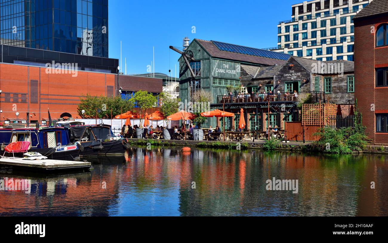 La taverna Canal House accanto al canale di Birmingham Old Line con barche ormeggiate nel centro di Birmingham, Regno Unito Foto Stock