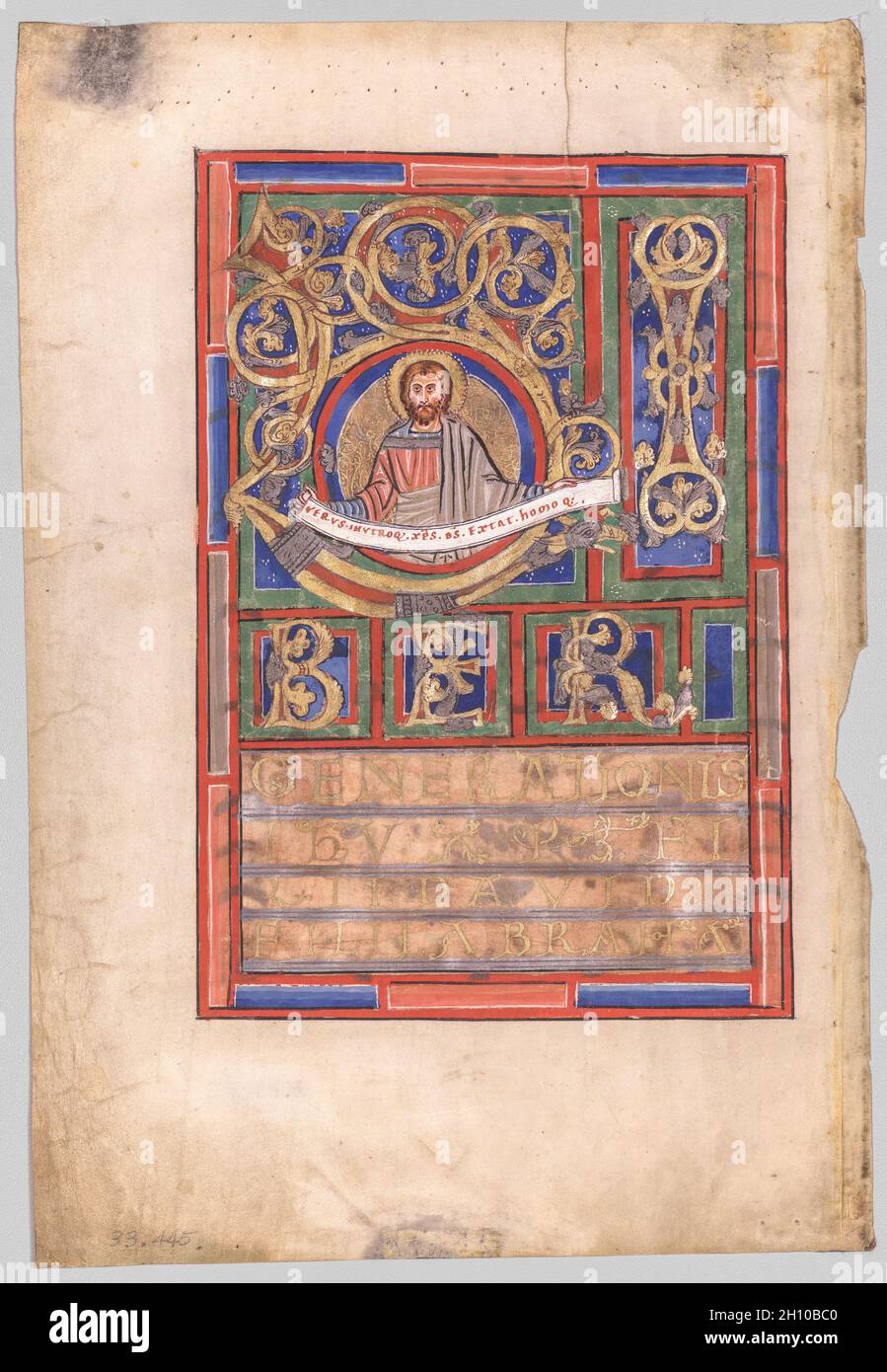 Unica foglia escissa da un Libro evangelico con L[iber generationis] iniziale: San Matteo (verso), c.. 1190. Germania, Abbazia di Helmarshausen, XII secolo. Inchiostro, tempera, argento e oro su pergamena; foglio: 34.3 x 23.3 cm (13 1/2 x 9 3/16 poll.); incorniciato: 52.4 x 39.7 cm (20 5/8 x 15 5/8 poll.); opaco: 48.9 x 36.2 cm (19 1/4 x 14 1/4 poll.). Questa foglia proviene da un volume conservato nella Biblioteca della Cattedrale di Treviri in Germania (Codex 142). Foto Stock